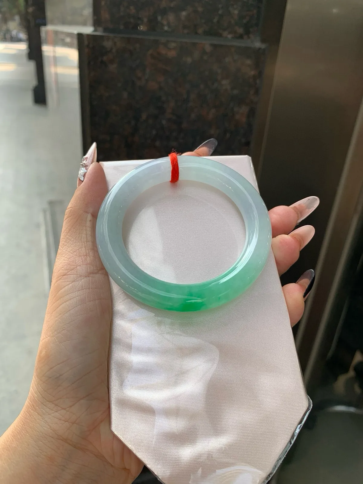 白底青阳绿圆条
53.5-10.5-11
打灯棉线，底妆水润，浓郁到溢出来的阳绿花色，半山半水，光彩夺目，上手尊贵显气质。