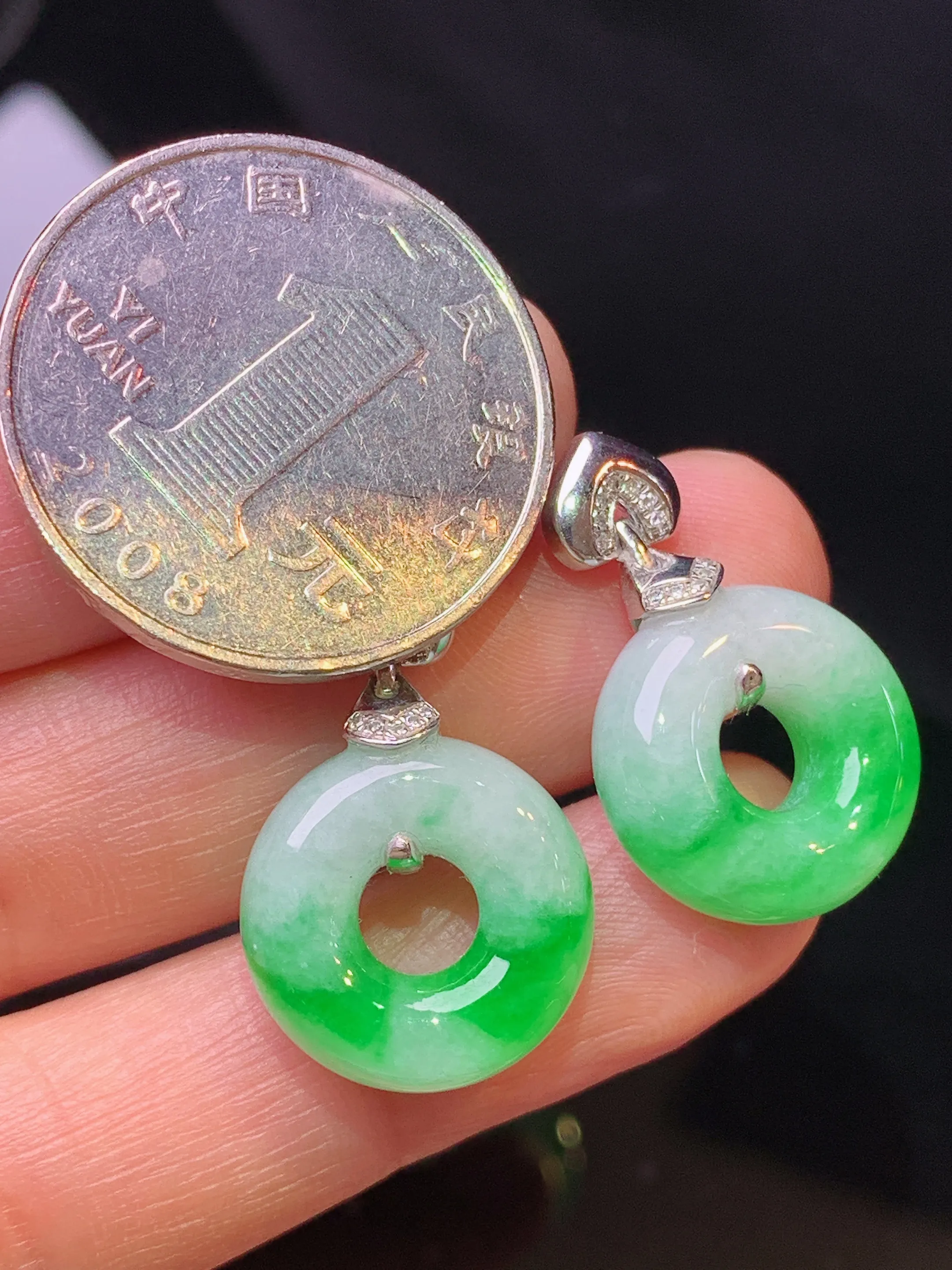 18k金钻镶嵌飘绿平安环耳坠 玉质细腻 色泽清新艳丽 整体尺寸24.3*15.5*6.2