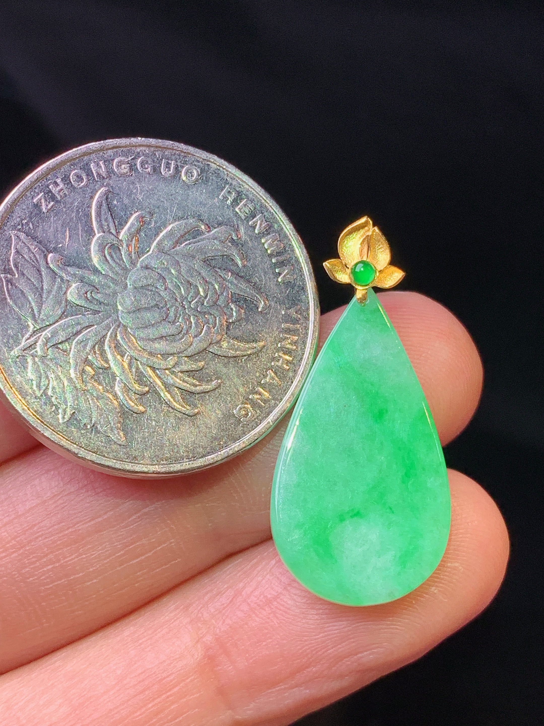18k金镶嵌翠绿水滴吊坠 玉质细腻 色泽清新艳丽 整体尺寸27.5*12.5*2.5