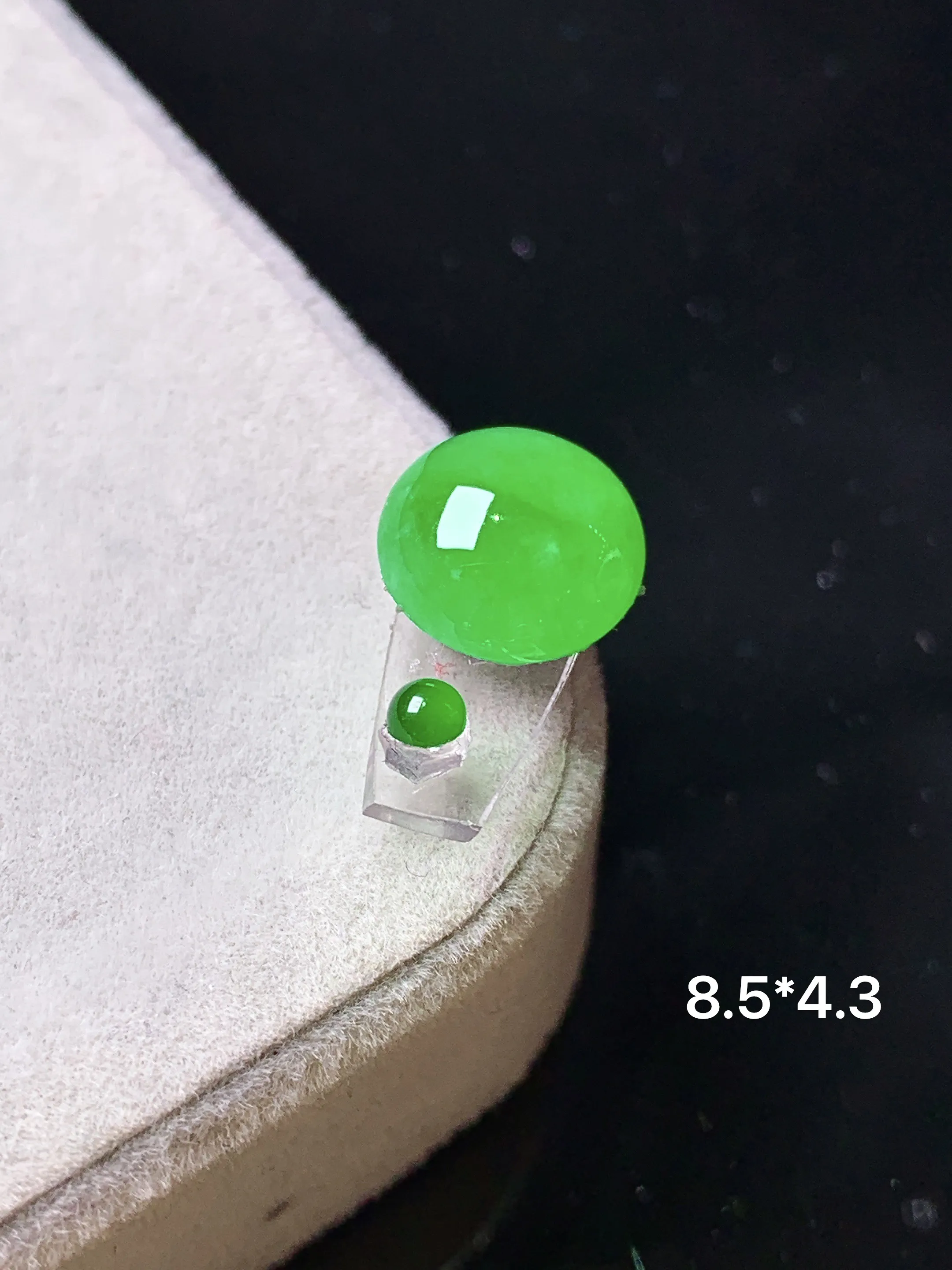 镶嵌款 翠绿蛋面吊坠 玉质细腻 色泽清新艳丽 整体尺寸8.5*4.3