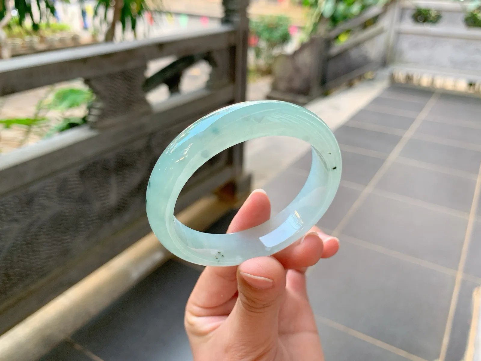 ｜54圈口
晴水飘金丝绿，水汪汪的绿丝像水里的海藻，栩栩如生灵动可爱