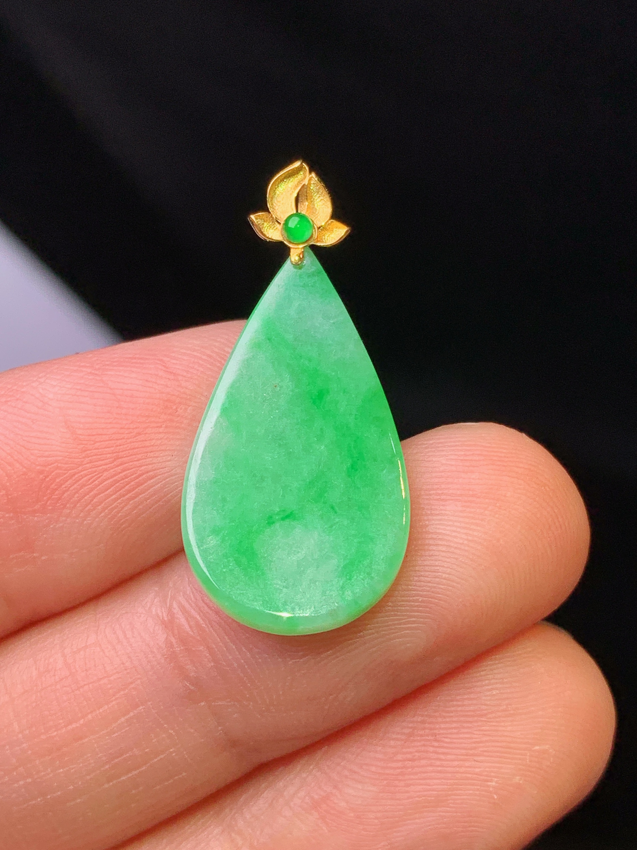 18k金镶嵌翠绿水滴吊坠 玉质细腻 色泽清新艳丽 整体尺寸27.5*12.5*2.5