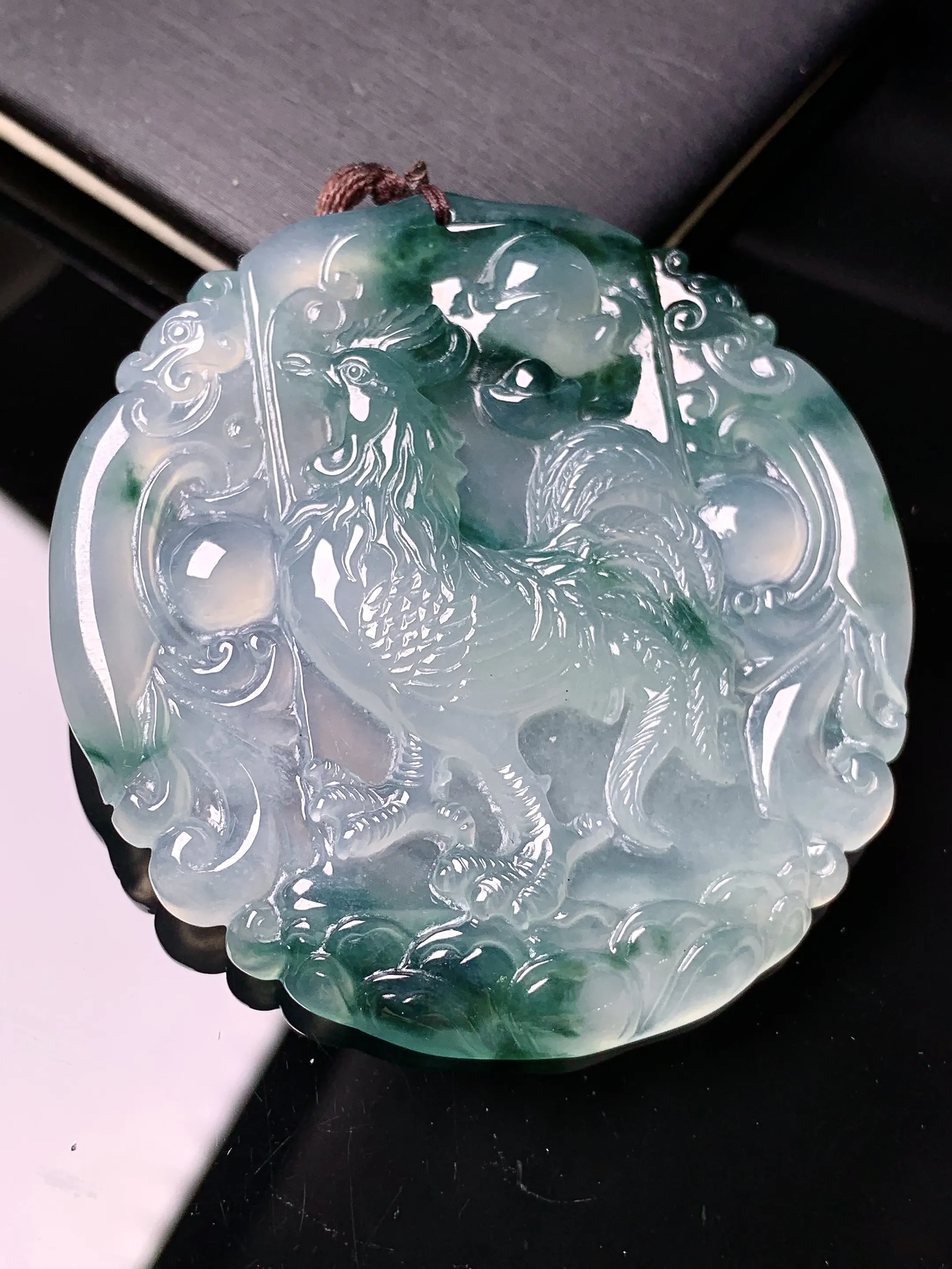 飘绿生肖鸡吊坠 玉质细腻 色泽清新艳丽 整体尺寸53.8*51.3*5.3