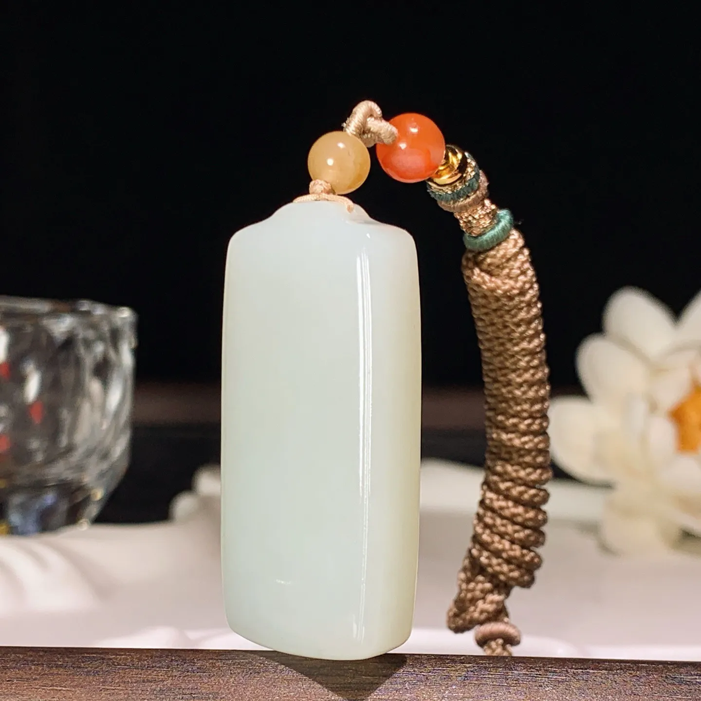 和田玉羊脂白平安无事牌挂件 尺寸42/19/9mm重21.7克。玉质细腻油润。手推出油。品相大气 lt260121