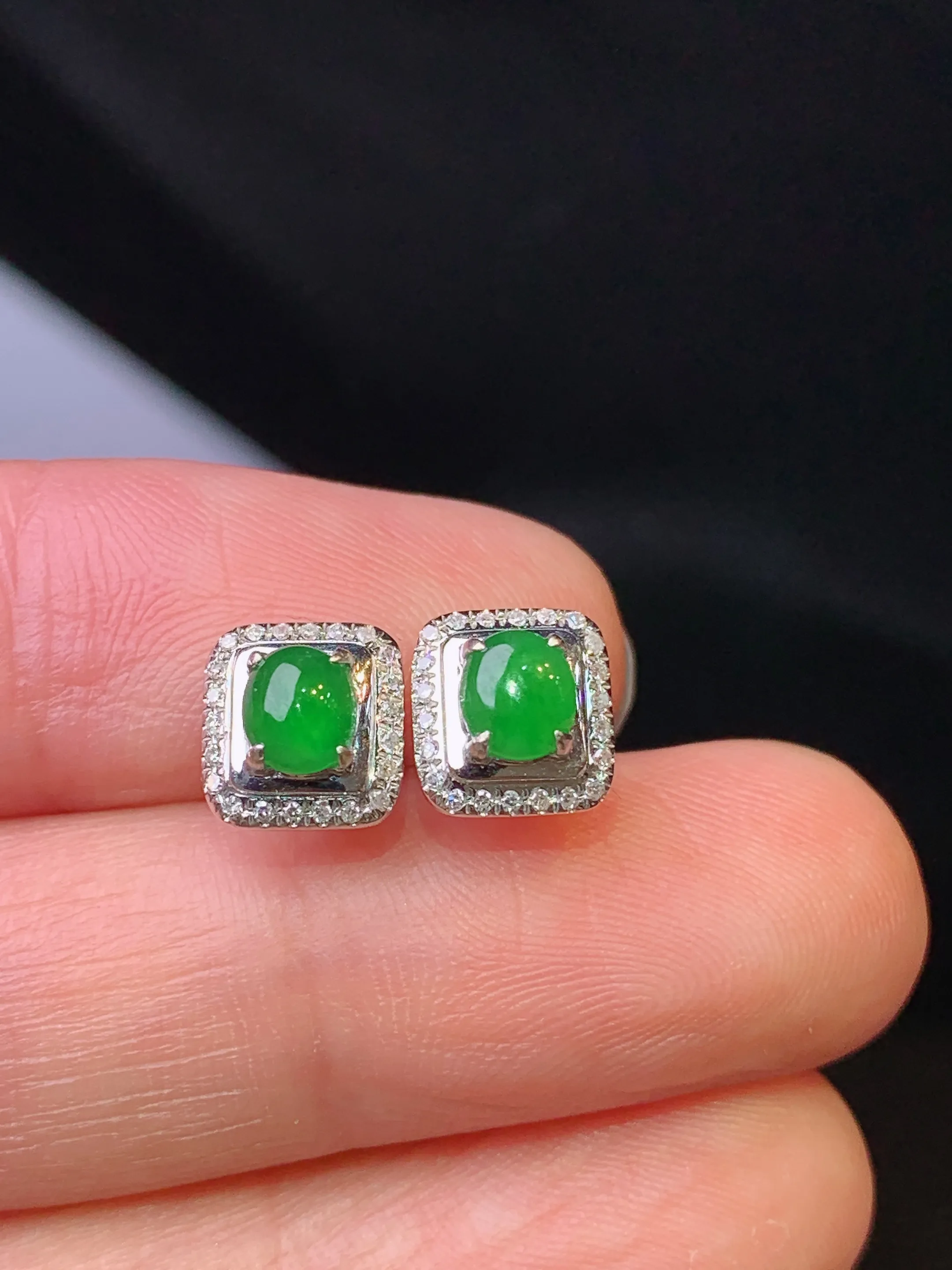 18k金钻镶嵌满绿蛋面耳钉 玉质细腻 色泽清新艳丽 整体尺寸7.6*7.2*4.2