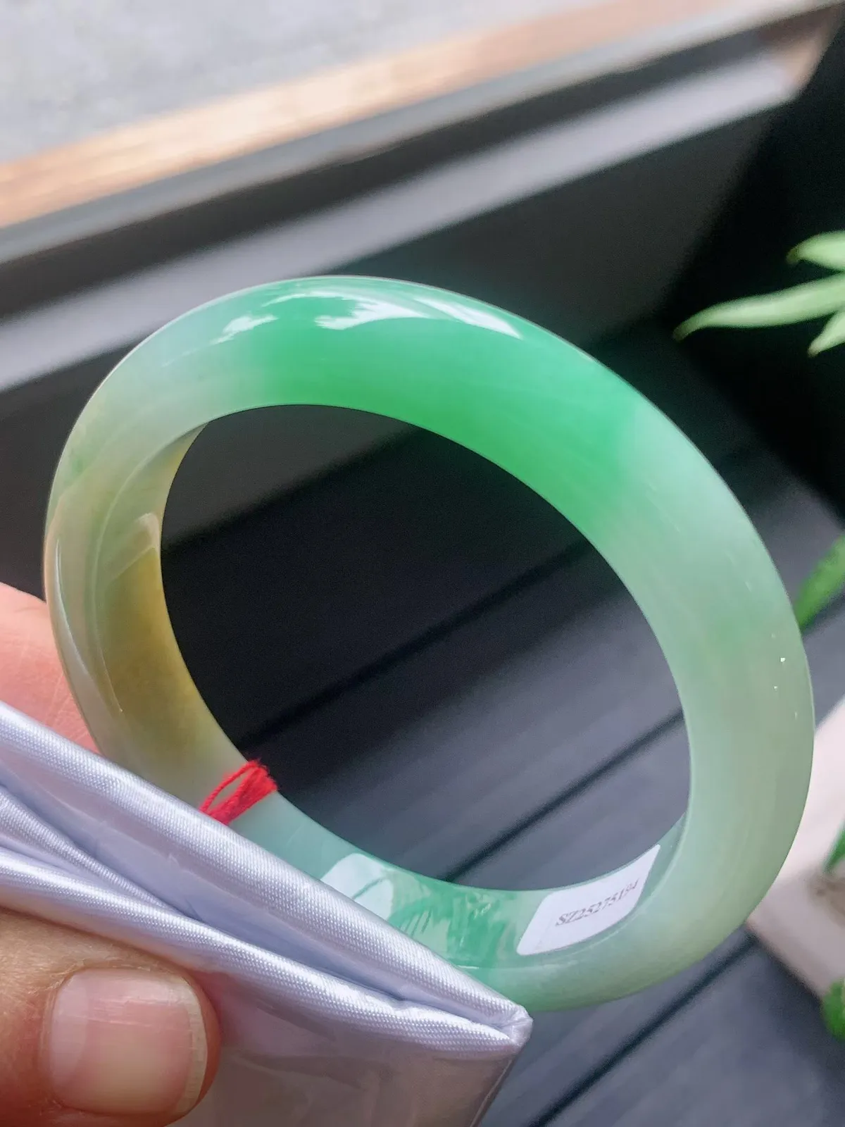 【翡翠名称】老种冰黄加绿55.8正圈口手镯
【翡翠尺寸】55.8/11.5/8.6mm适合55-57正圈口佩戴
【翡翠描述】宝贝种老水足，玉质细腻，色泽靓丽，性价比高，佩戴效果好！
【其它赠送】权威证书/精美挂绳盒子/支持全国复检