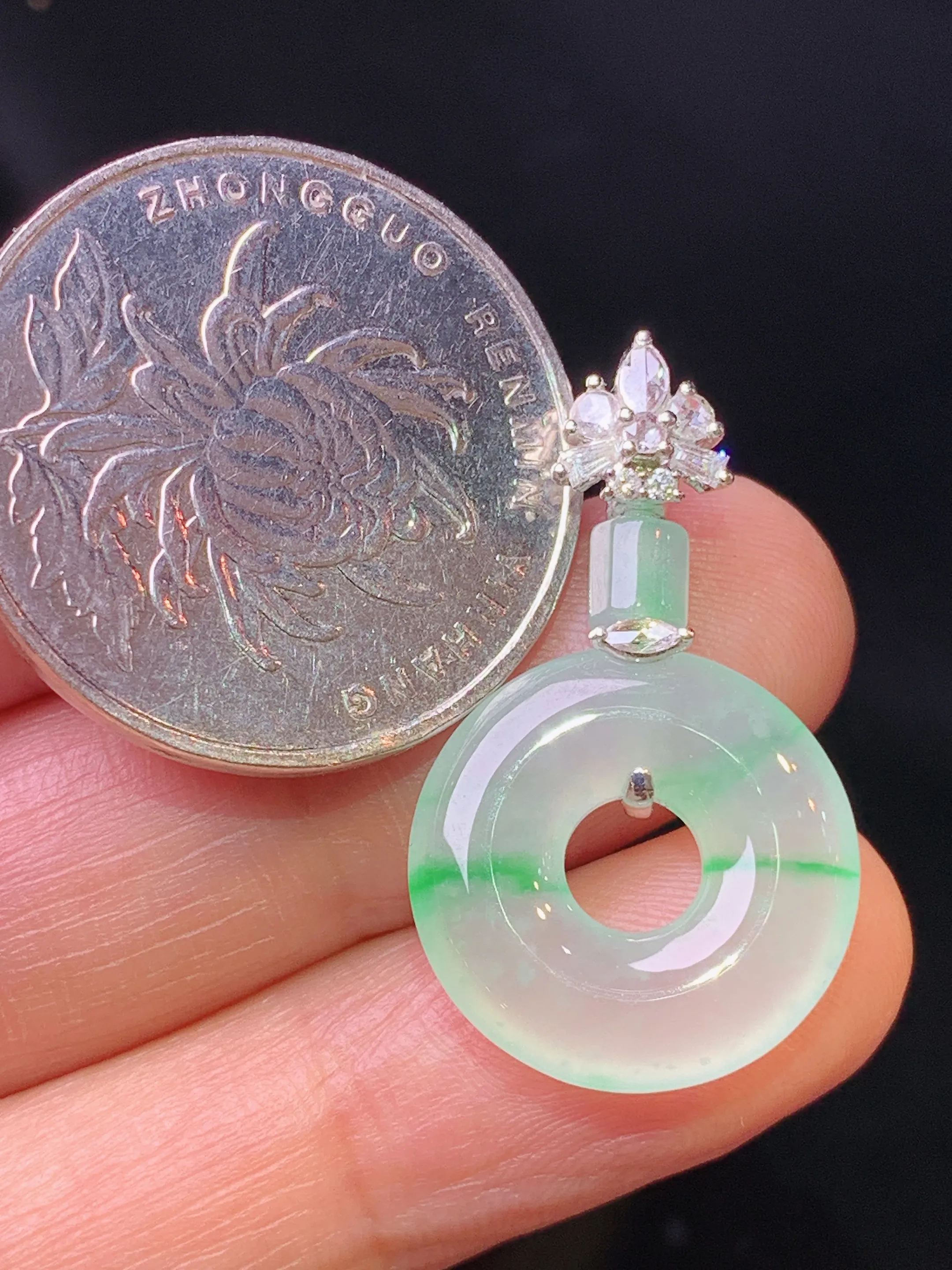 18k金钻镶嵌飘绿平安环吊坠 玉质细腻 色泽清新艳丽 整体尺寸29*17*3.5