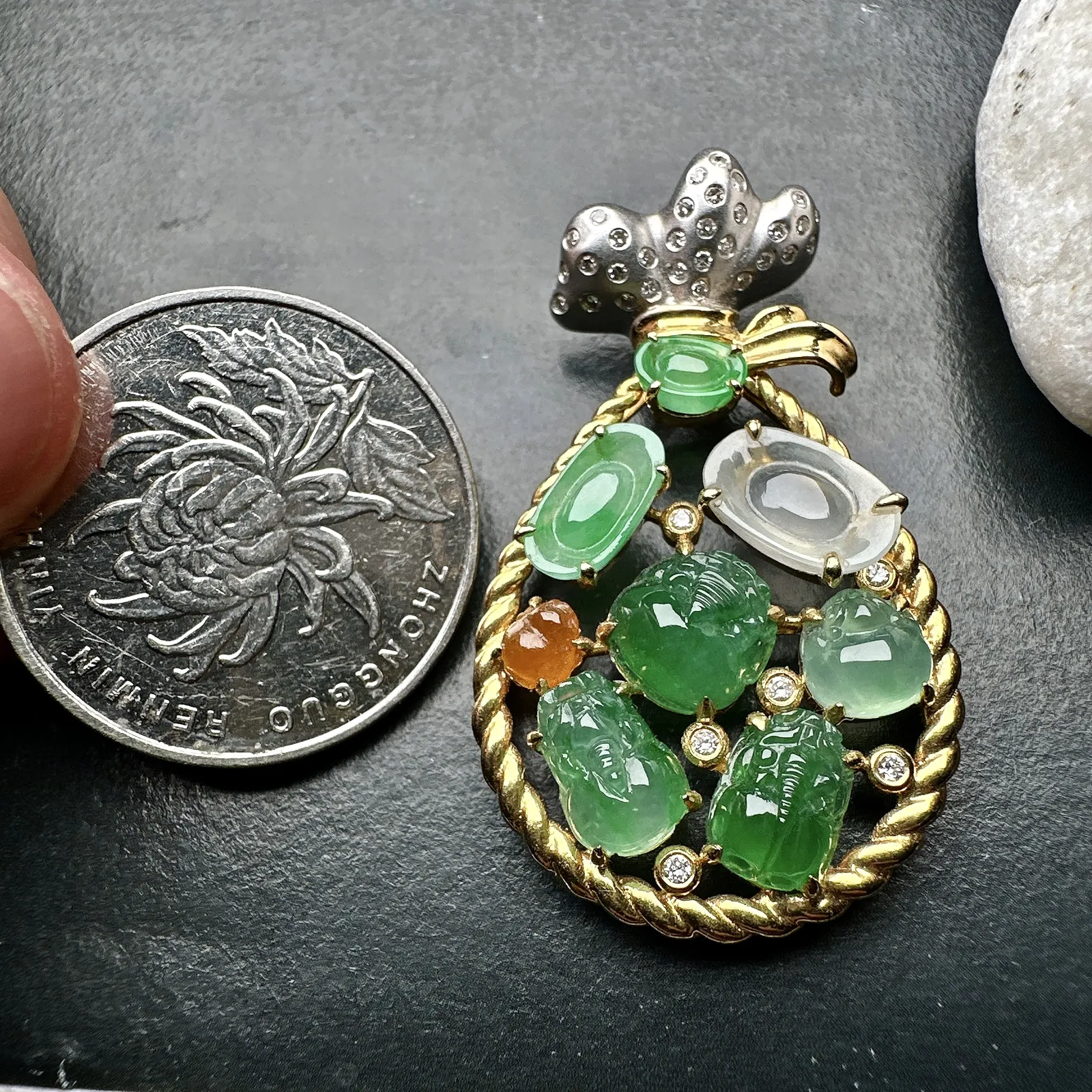 【冰种貔貅元宝等元素】镶嵌吊坠，冰感十足，通透闪亮，颜色很艳丽，推荐入手，18k金钻镶嵌，其中一颗裸石尺寸8.4*7.5*4.5毫米