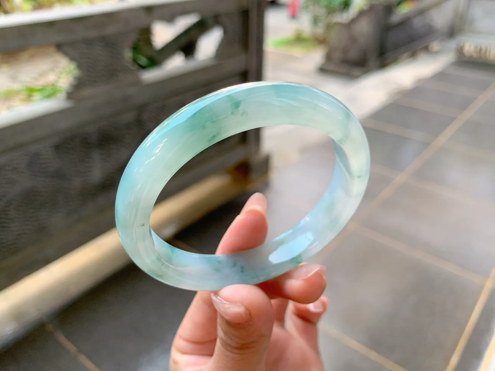 ｜57圈口
冰飘花翡翠手镯，飘蓝碎花，花色飘逸灵动大方，整体冰润细腻，舒适大气