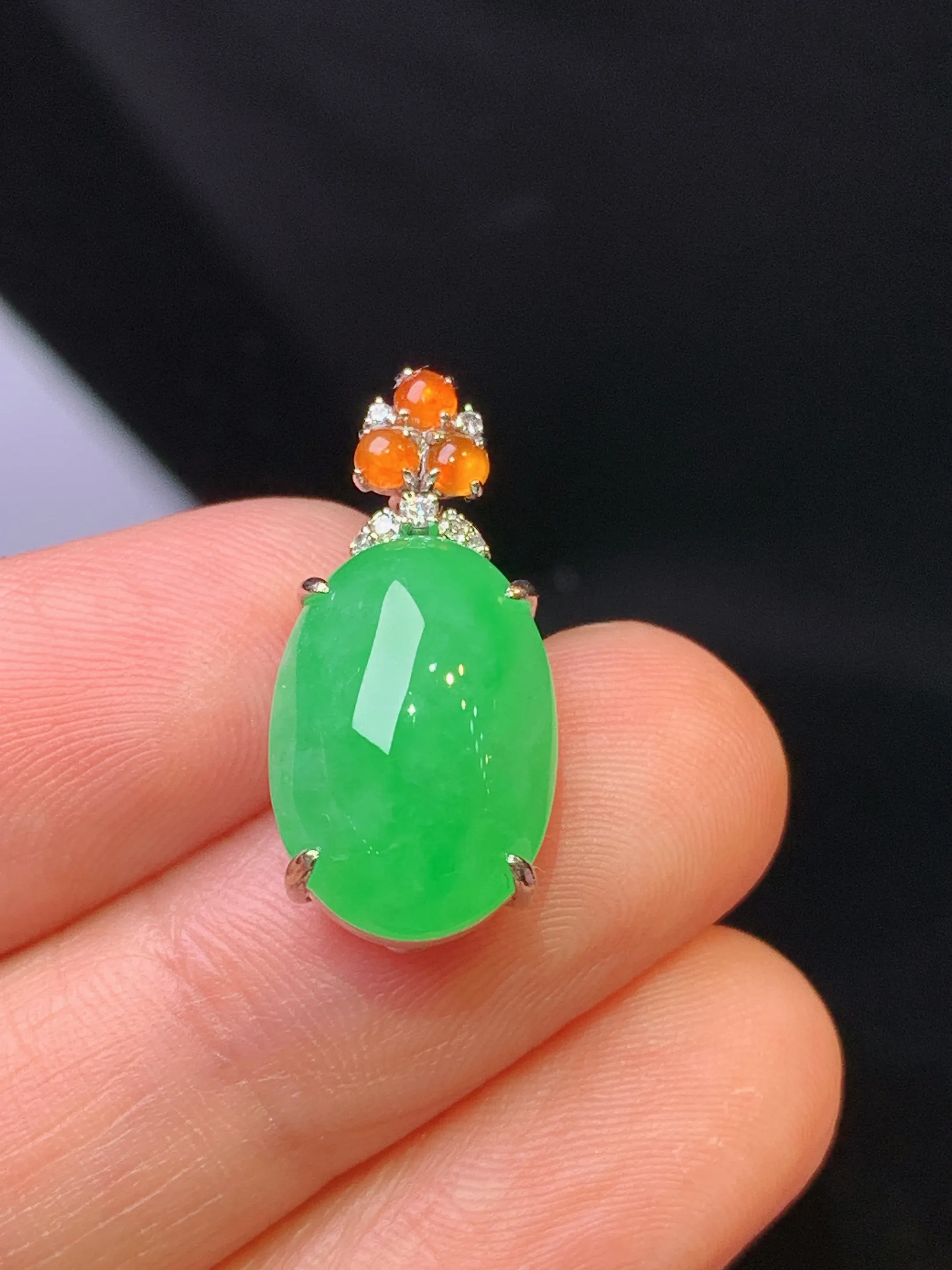 18k金钻镶嵌翠绿蛋面吊坠 玉质细腻 色泽清新艳丽 整体尺寸21.6*10.3*8.5