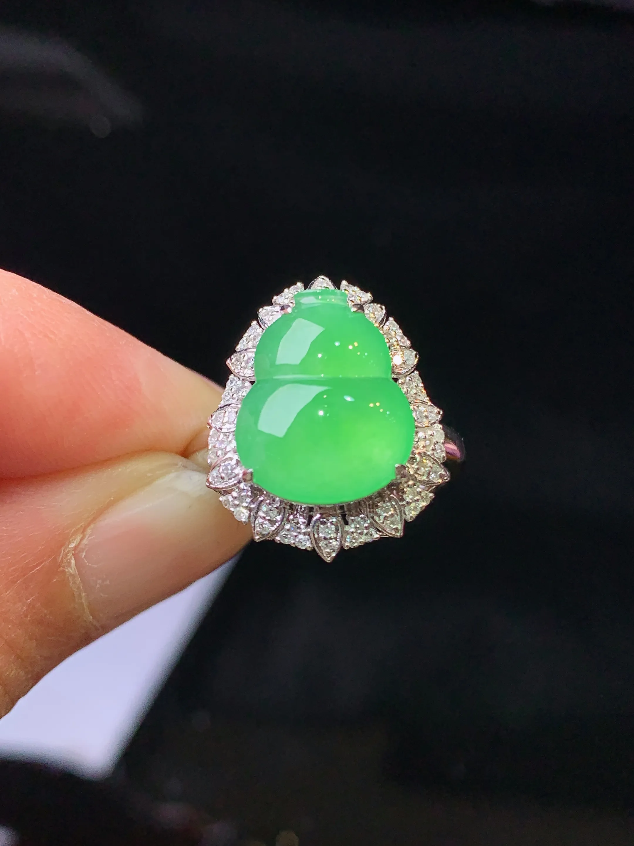 18k金钻镶嵌翠绿葫芦戒指 玉质细腻 色泽清新艳丽 整体尺寸18.2*14.3*9.2