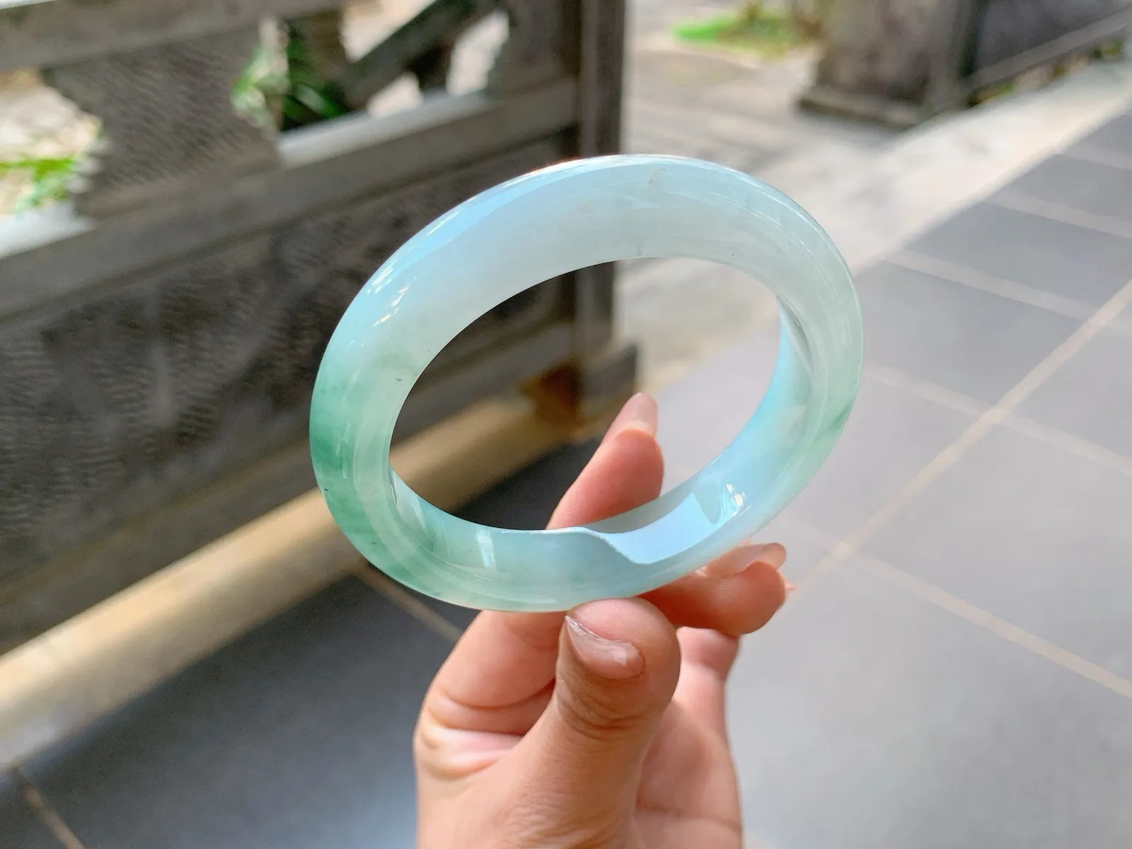 ｜57圈口
半山半水翡翠手镯，山水相融于一体，透亮水润度好，满满的意境感，