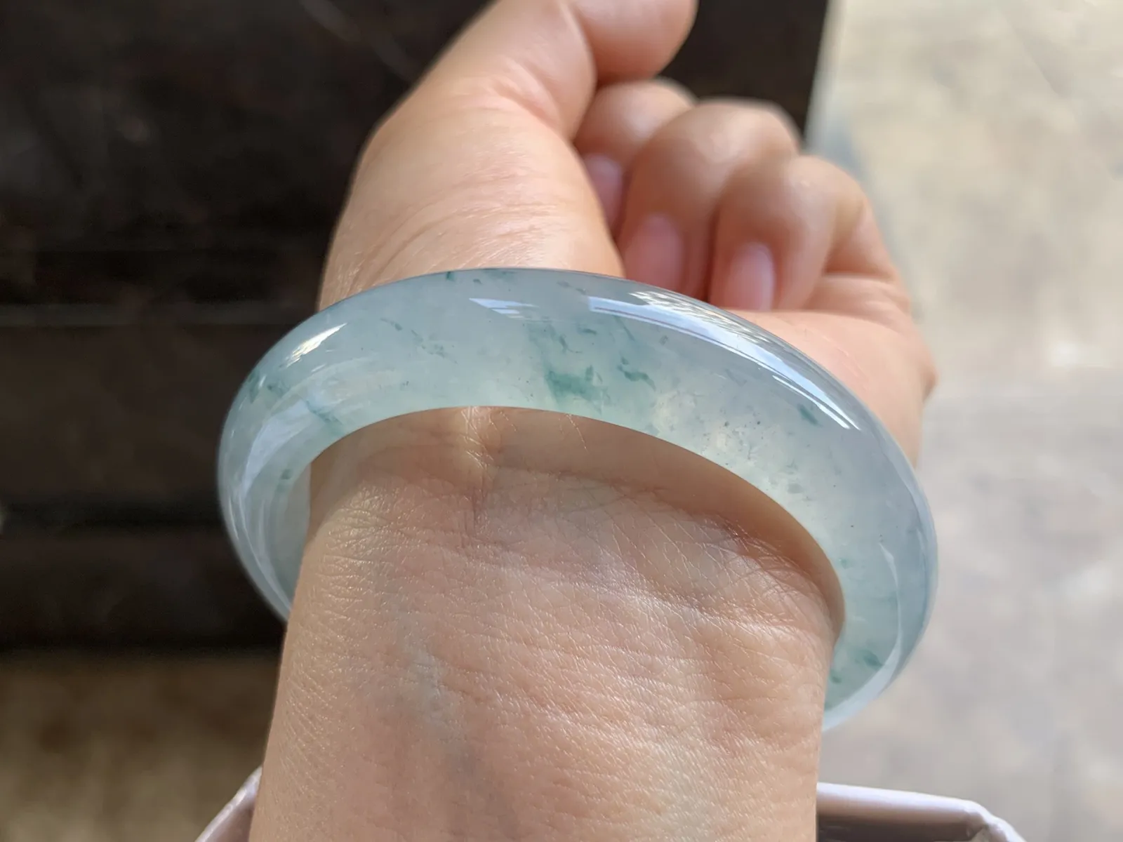 54.5-12.3-8.2mm
冰种飘花手镯 冰透光泽 水润蓝花