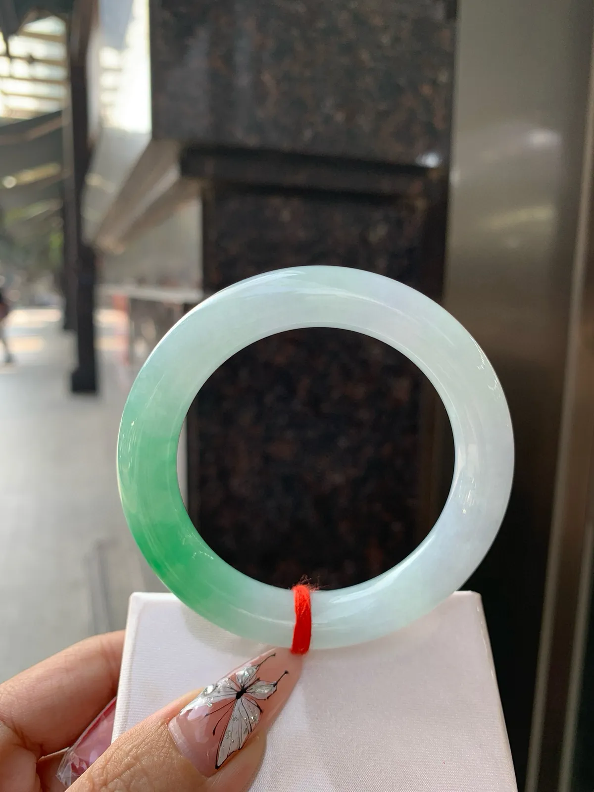 白底青阳绿圆条
53.5-10.5-11
打灯棉线，底妆水润，浓郁到溢出来的阳绿花色，半山半水，光彩夺目，上手尊贵显气质。