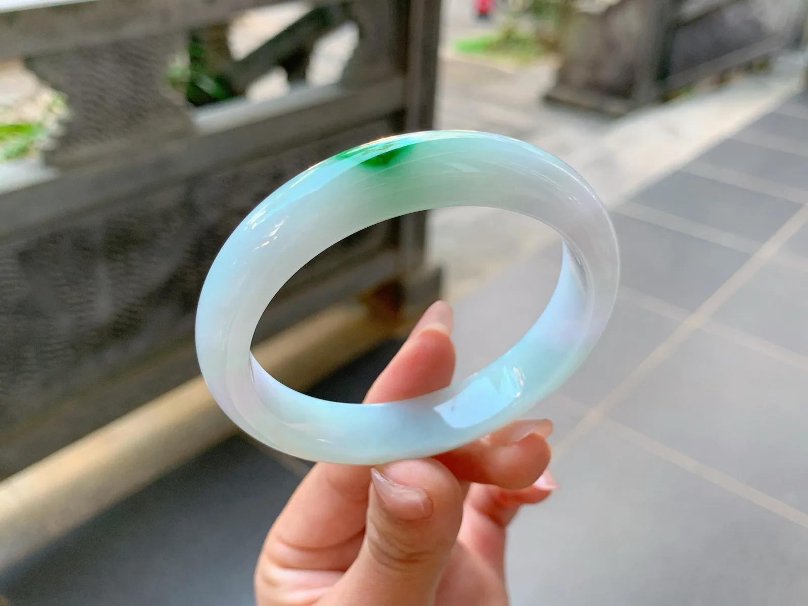 ｜56圈口
白底青，底妆白净透亮，辣绿色抢眼大气，贵气十足，