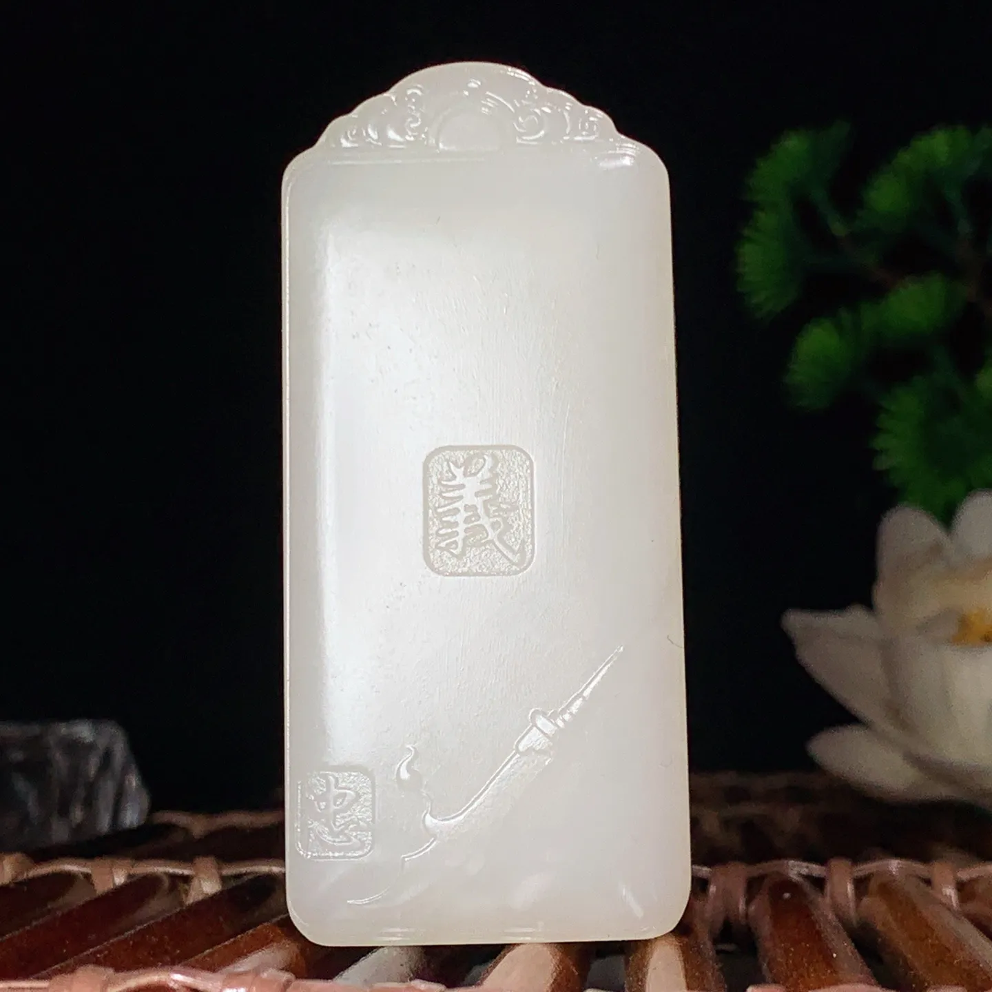 新疆和田玉羊脂白武财神关公牌子挂件 尺寸69/31/16mm重71.5克。玉质细腻油润。手推出油。品相大气 lt260121