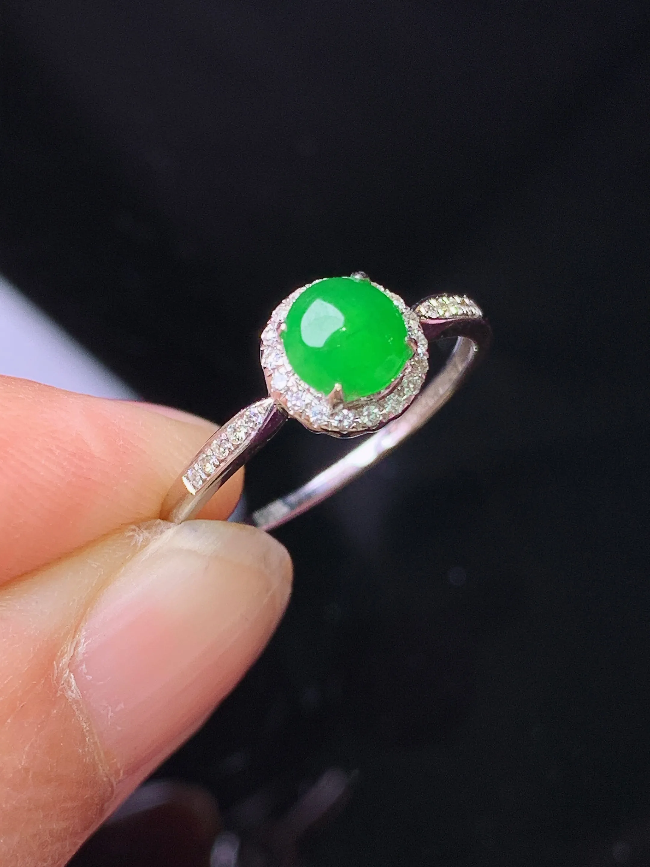 18k金钻镶嵌满绿蛋面戒指 玉质细腻 色泽清新艳丽 圈口13.5 整体尺寸7.2*5.3