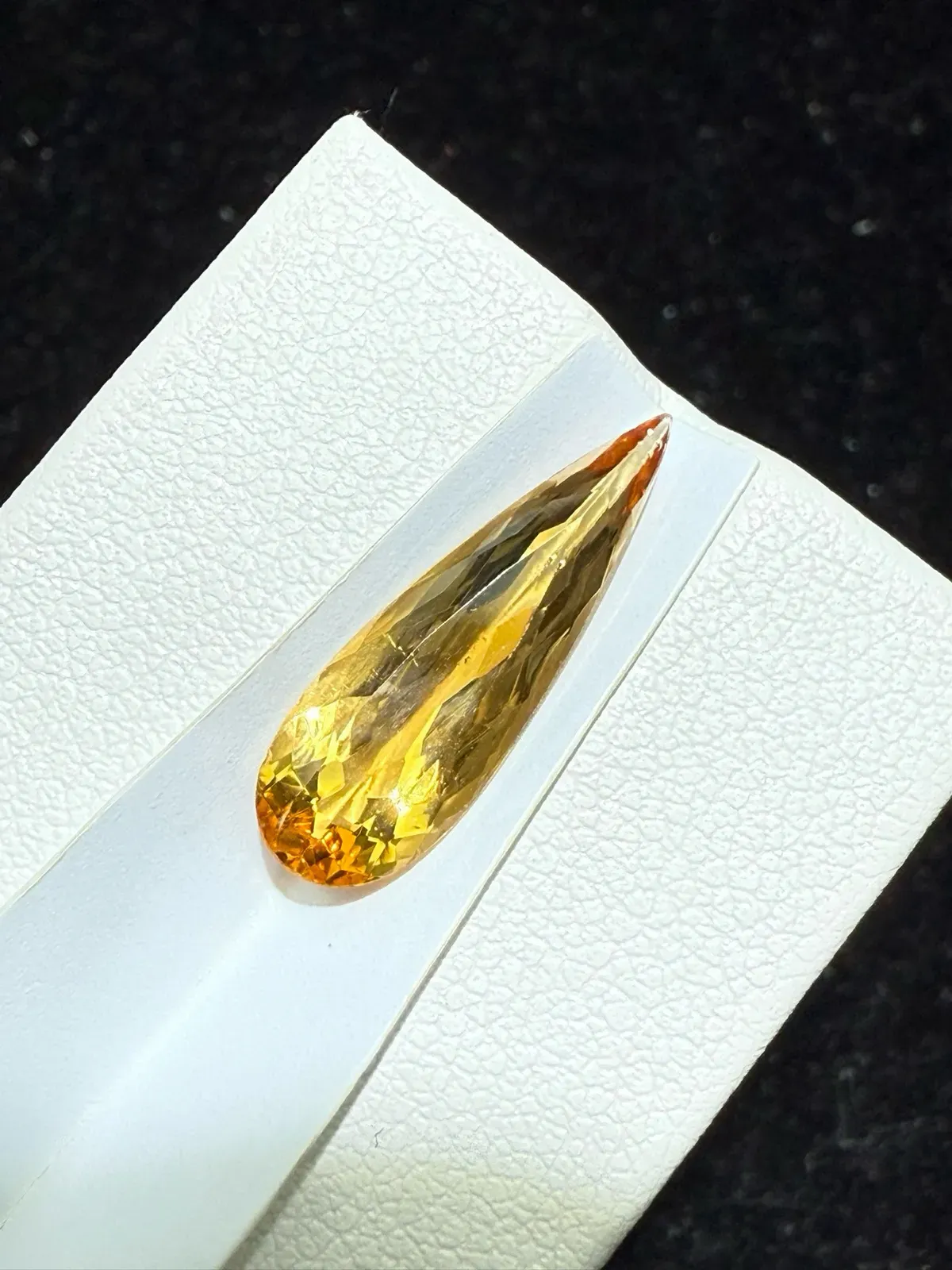 【高端珠宝】天然极美帝王托帕裸石
重量: 3.375ct  规格: 19.9*6.5*3.8毫米
精