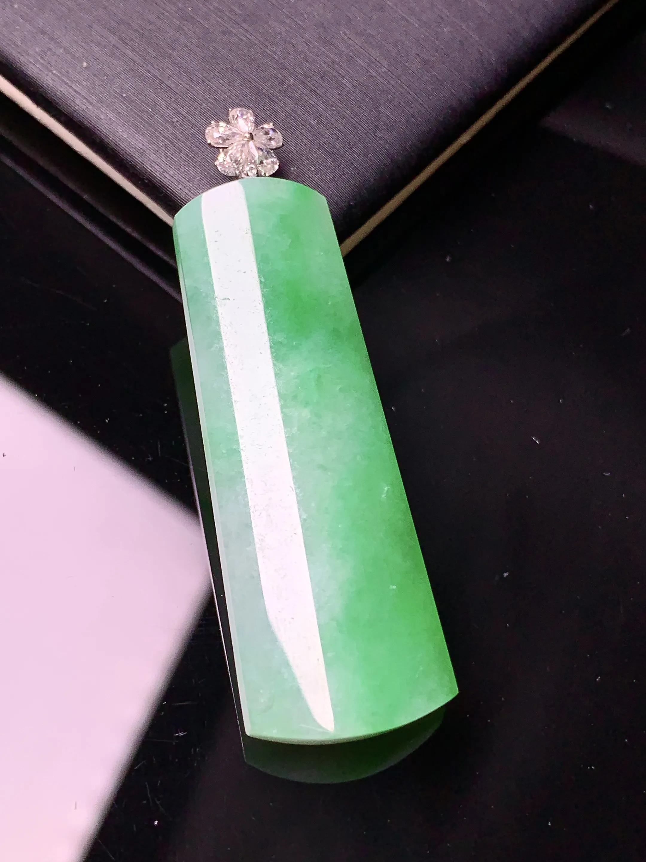 18k金莫桑钻镶嵌飘绿玉柱吊坠 玉质细腻 色泽清新艳丽 整体尺寸46*14.2*5.8