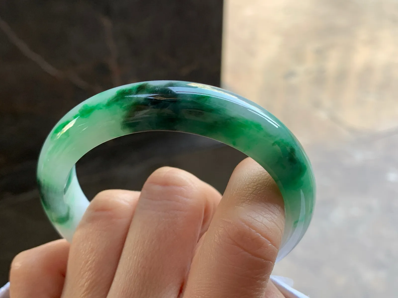 57-13.2-8.3

浓绿色手镯^_^鲜艳 玉质细腻