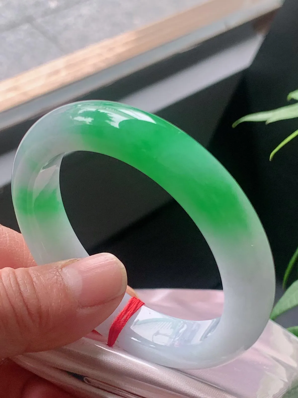 【翡翠名称】老种冰阳绿53正圈口翡翠手镯
【翡翠尺寸】53/11.8/8.9mm适合52-54正圈口佩戴
【翡翠描述】宝贝种老水足，玉质细腻，色泽靓丽，性价比高，佩戴效果好！
【其它赠送】权威证书/精美挂绳盒子/支持全国复检