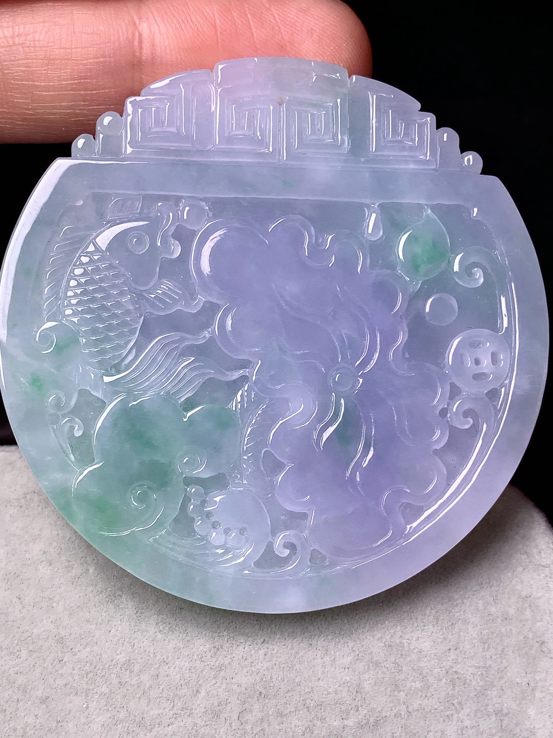 淡春彩荷叶鱼吊坠 玉质细腻 色泽清新艳丽 整体尺寸53*5.6