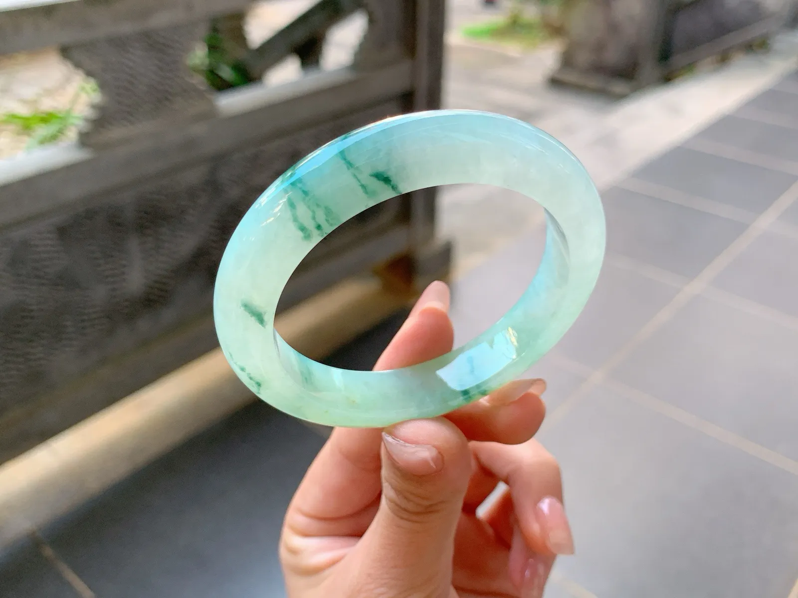 ｜54圈口
冰飘绿花翡翠手镯，花色飘逸大气，底妆冰润自然，唯美感，