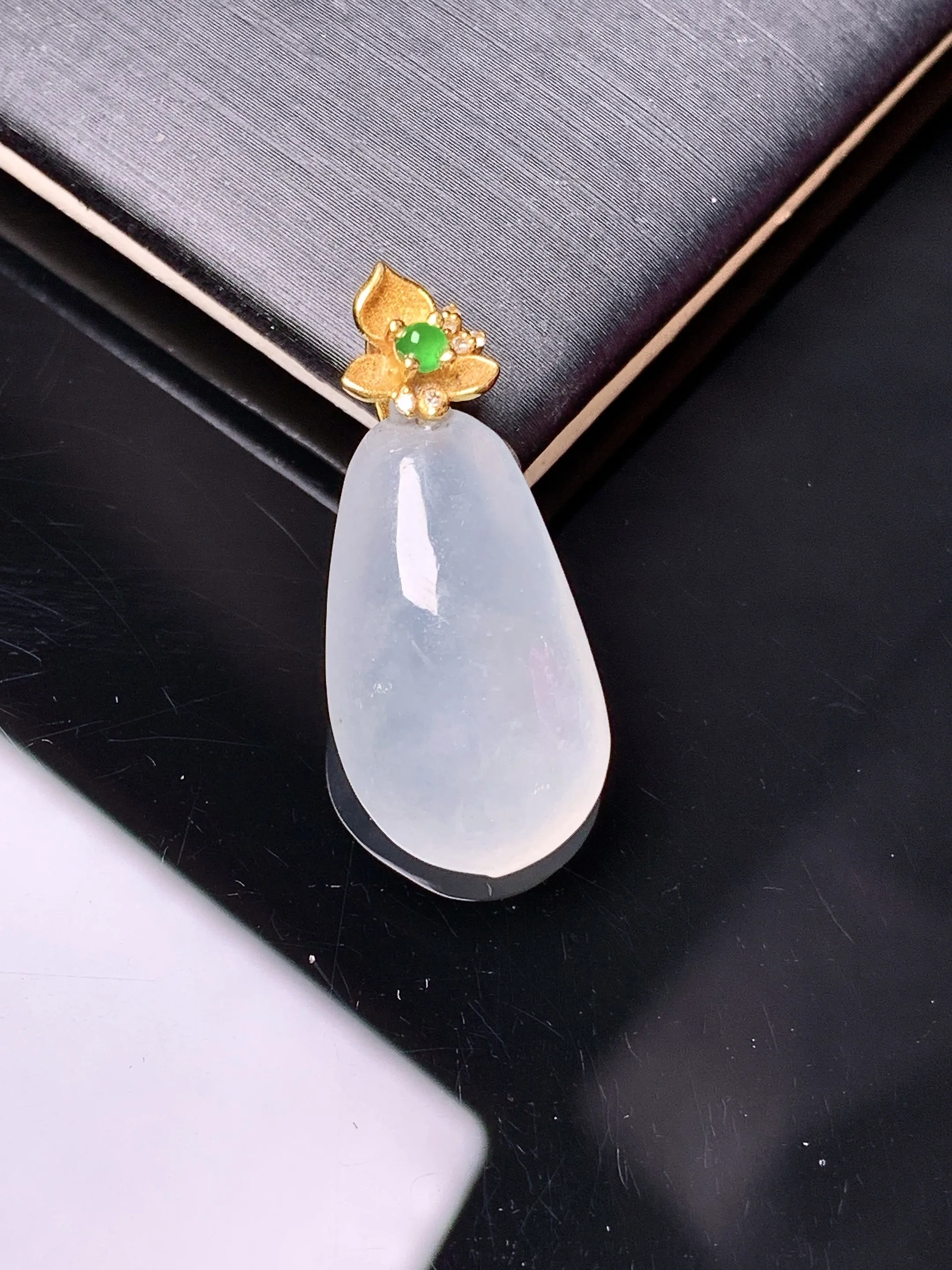18k金镶嵌冰种福瓜吊坠 玉质细腻 色泽清新艳丽 整体尺寸27.2*12*6.6