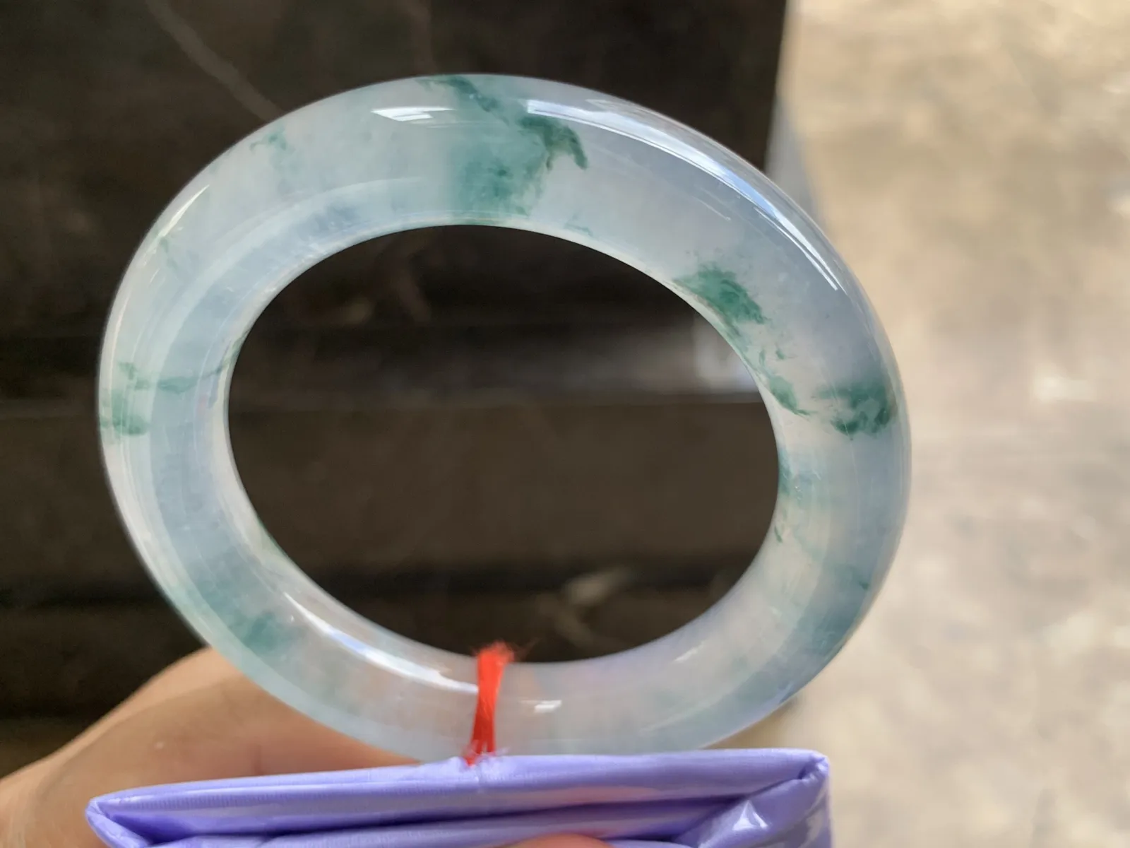 56-12.5mm
高冰飘花圆条手镯 老坑种 刚性十足 光感强 条形优秀