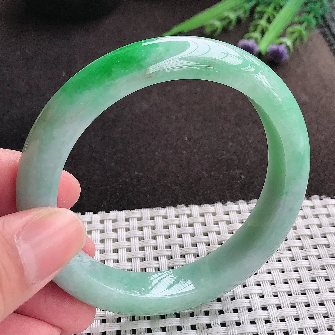 实拍A货翡翠59/12.5/9老坑精美温润飘阳绿手镯宽边翡翠玉镯女款