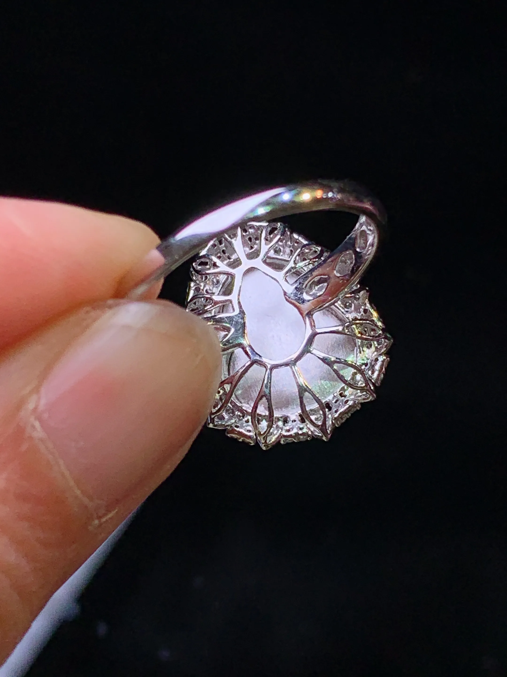 18k金钻镶嵌翠绿葫芦戒指 玉质细腻 色泽清新艳丽 整体尺寸18.2*14.3*9.2