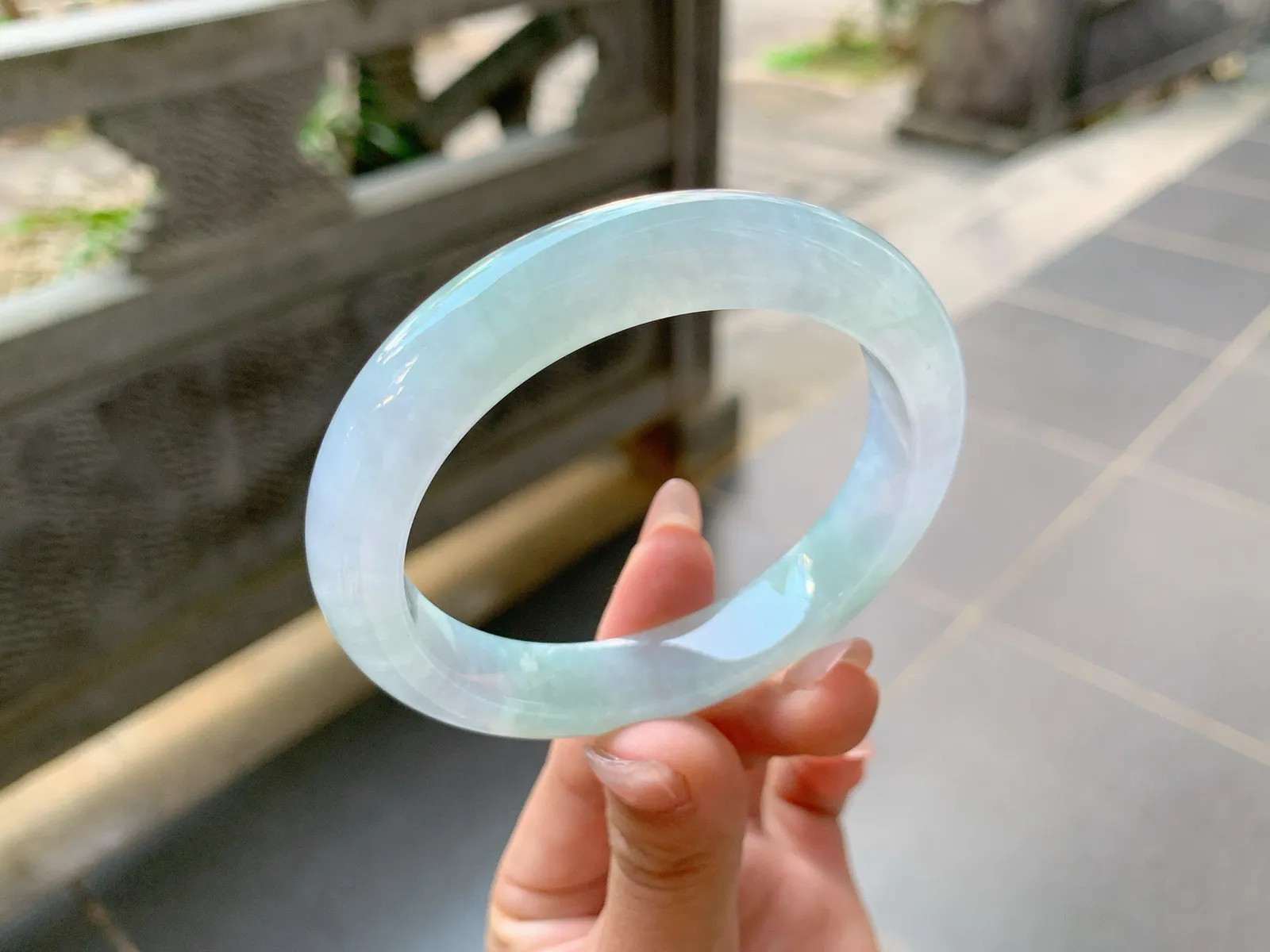 ｜56圈口
冰春彩手镯，颜色舒适自然，淡淡的春彩衬托出清丽脱俗的美感，