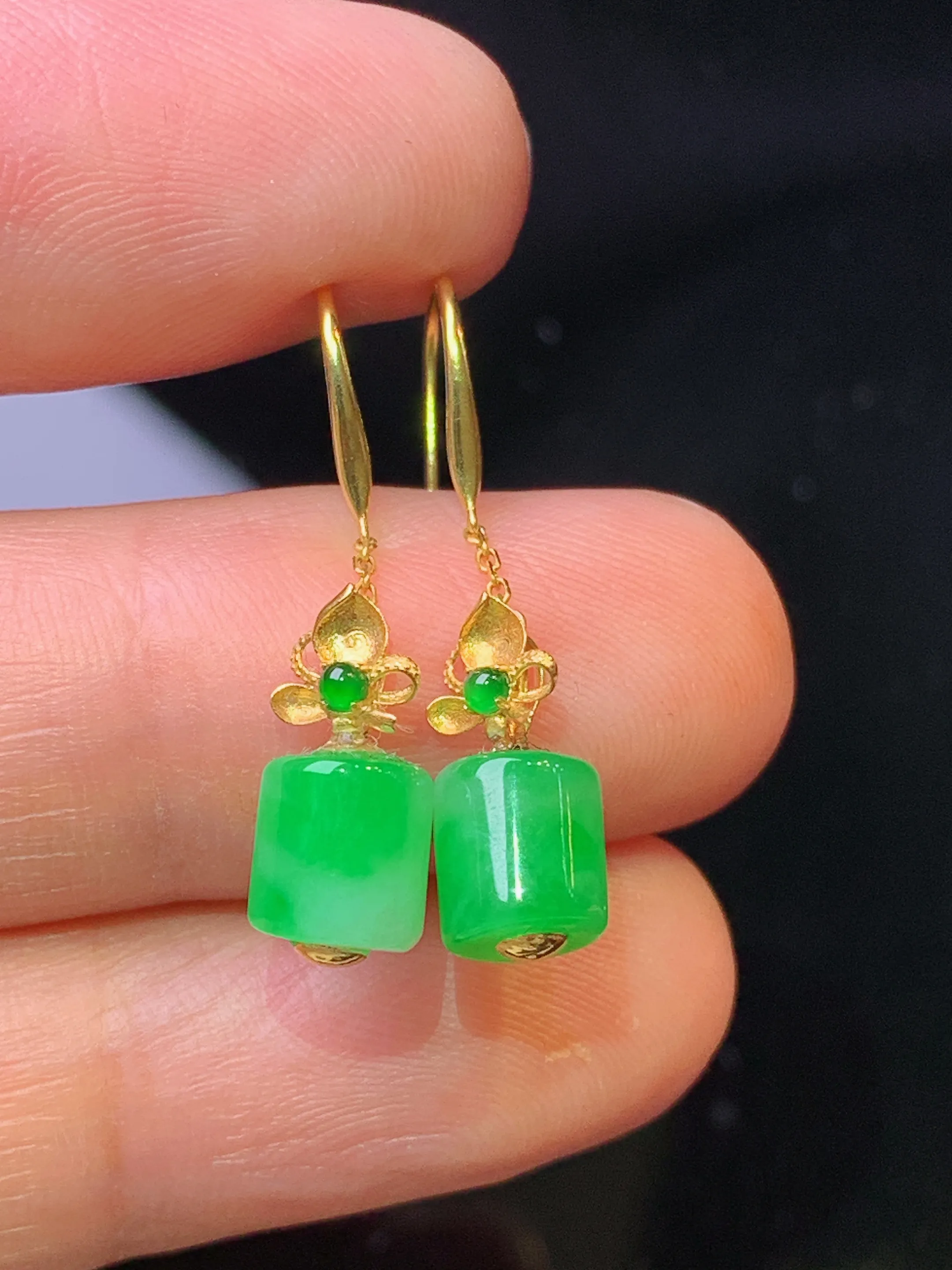 18k金镶嵌翠绿玉柱耳坠 玉质细腻 色泽清新艳丽 整体尺寸25.5*5.8*5.8