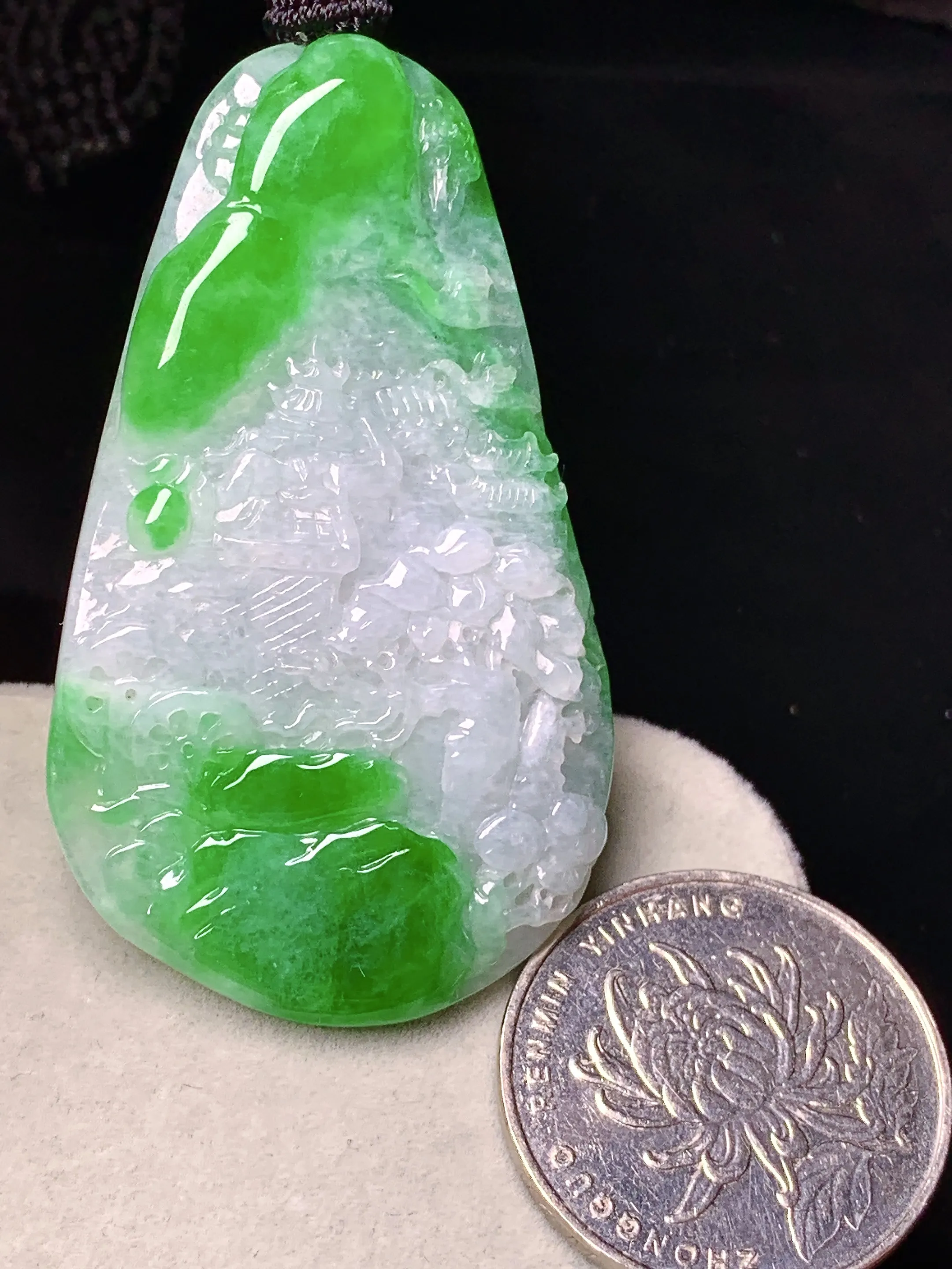 翠绿山水牌子吊坠 玉质细腻 色泽清新艳丽 整体尺寸53.2*31.3*5.3