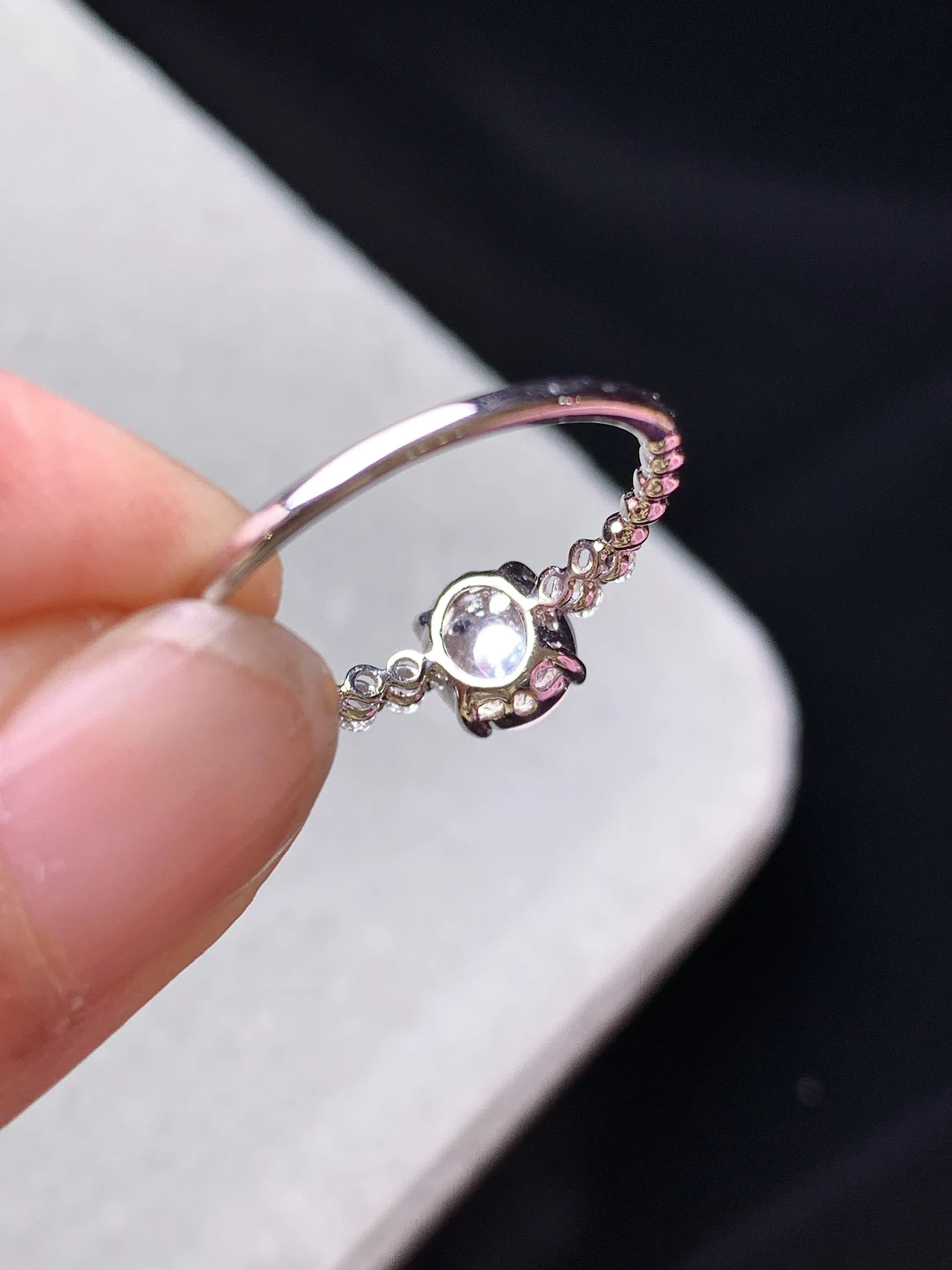 18k金钻镶嵌冰种蛋面戒指 玉质细腻 色泽清新艳丽 圈口13.5 整体尺寸6*5.7*2.3