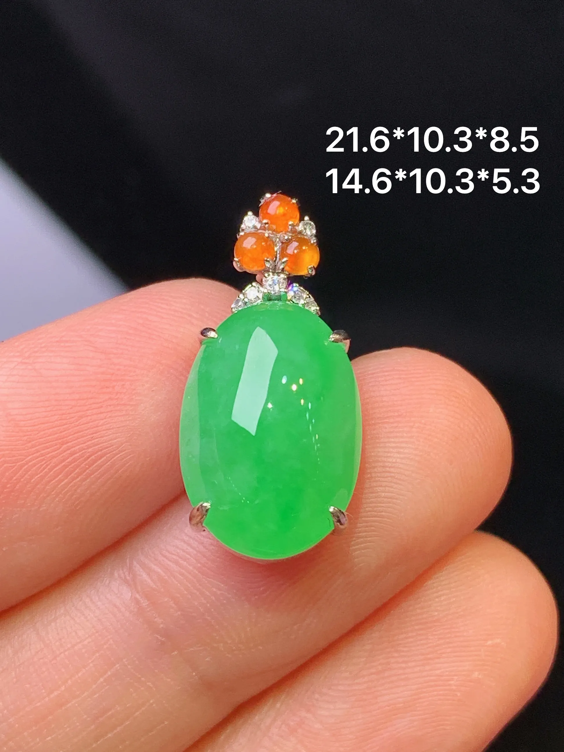 18k金钻镶嵌翠绿蛋面吊坠 玉质细腻 色泽清新艳丽 整体尺寸21.6*10.3*8.5