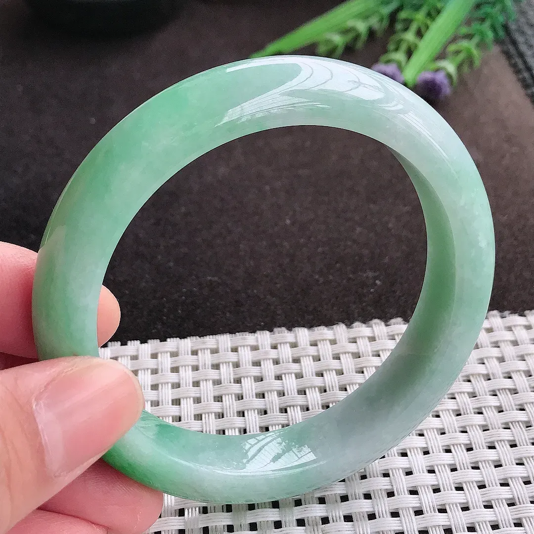 实拍A货翡翠59/12.5/9老坑精美温润飘阳绿手镯宽边翡翠玉镯女款