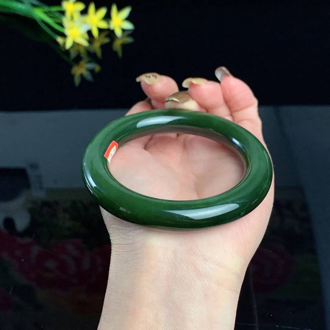 和田玉57圈口菠菜绿猫眼肥圆条碧玉手镯！玉质细腻油润 底色纯净 无裂无杂 脂粉好，品质高