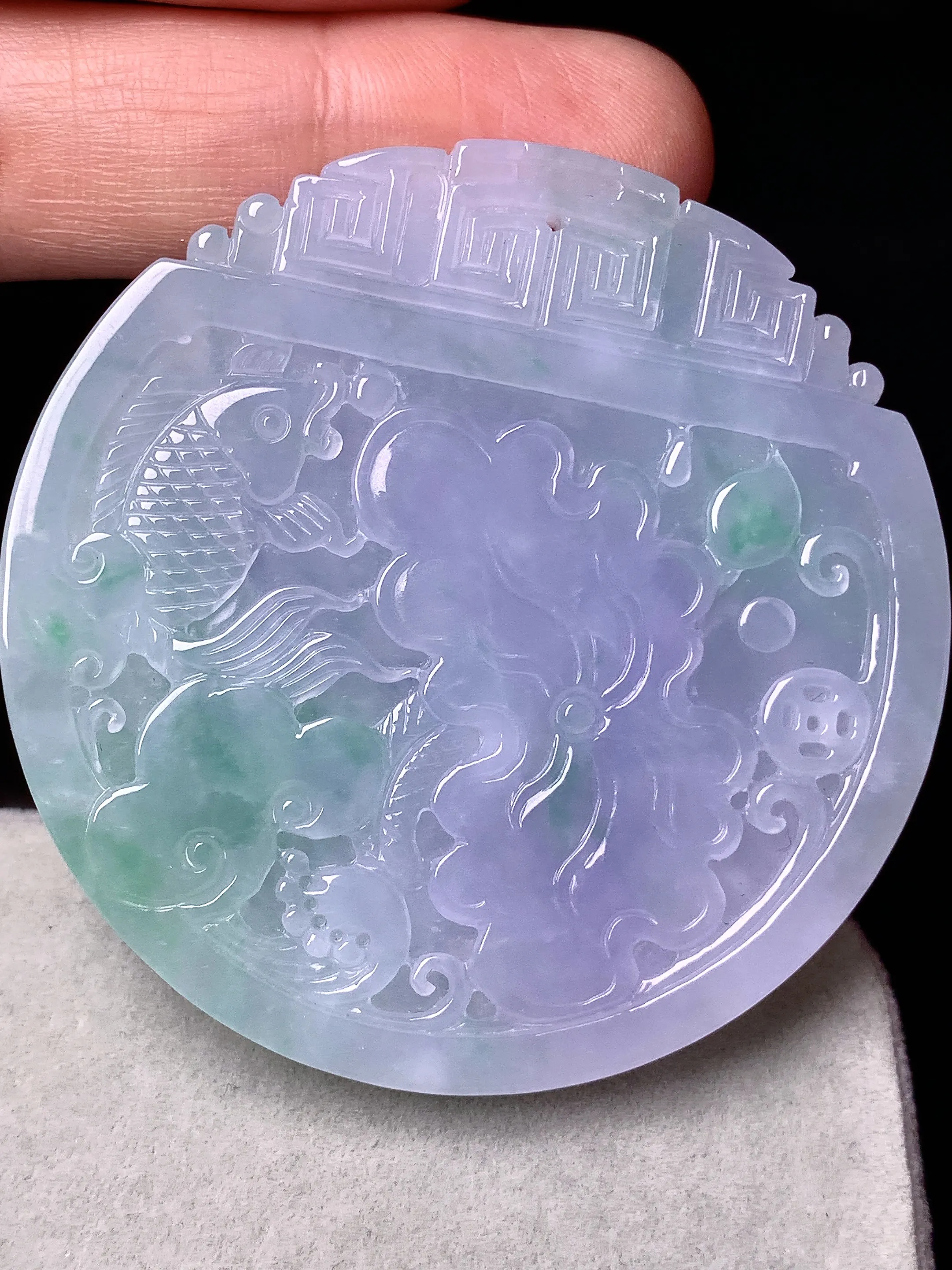 淡春彩荷叶鱼吊坠 玉质细腻 色泽清新艳丽 整体尺寸53*5.6