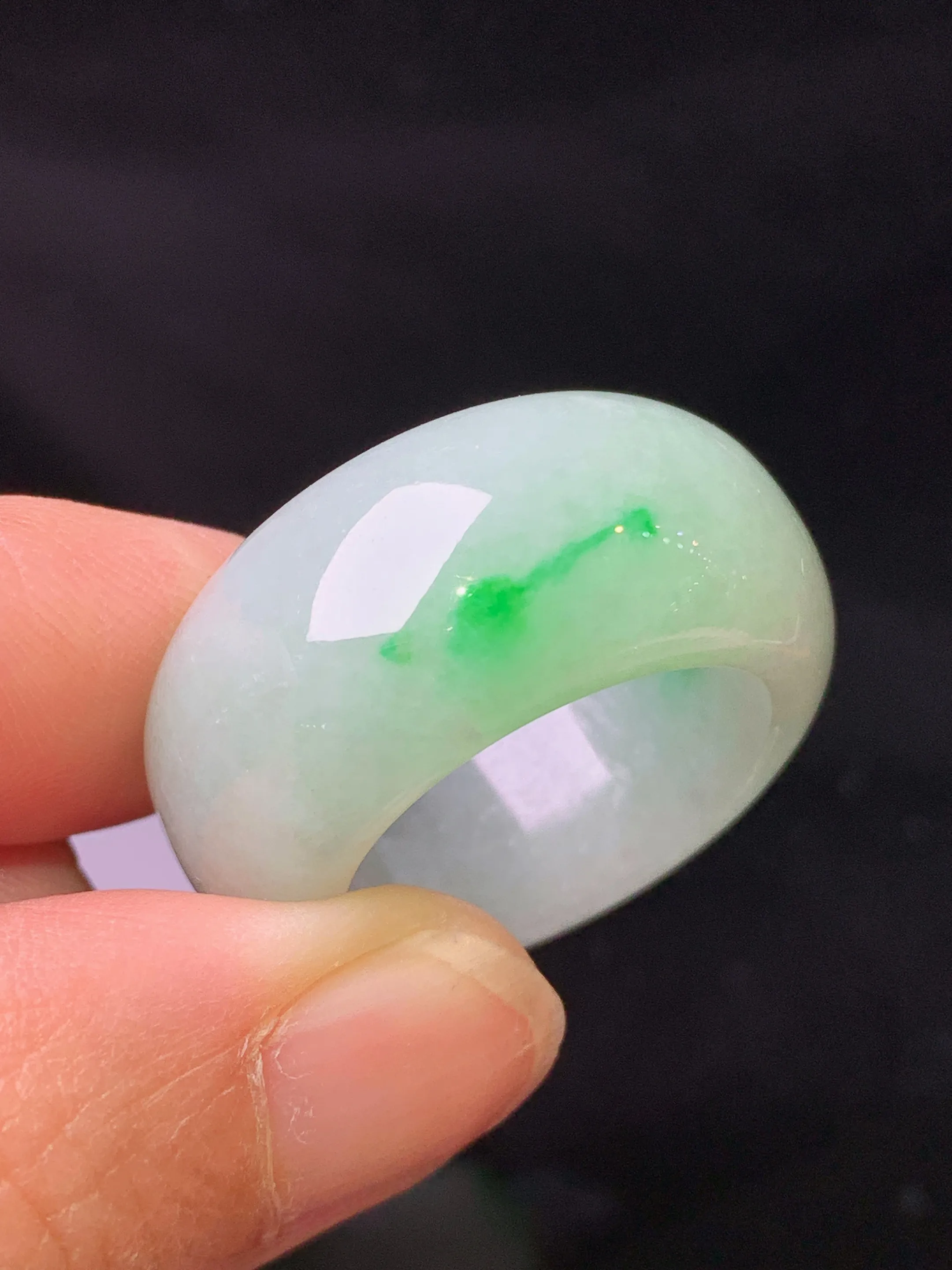 飘绿指环 玉质细腻 色泽清新艳丽 整体尺寸29.5*13*6.2 圈口20.5