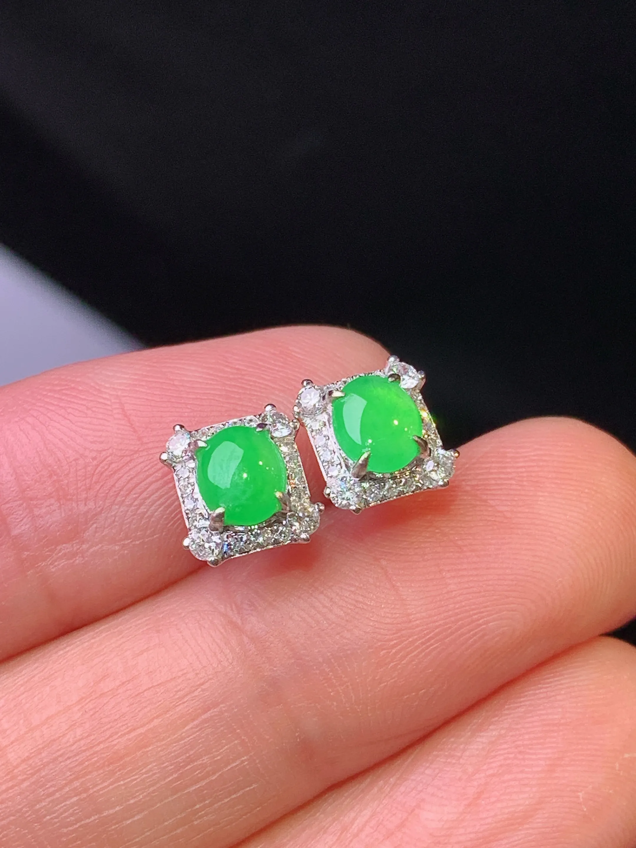 18k金钻镶嵌满绿蛋面耳钉 玉质细腻 色泽清新艳丽 整体尺寸7.7*7.3*5.2