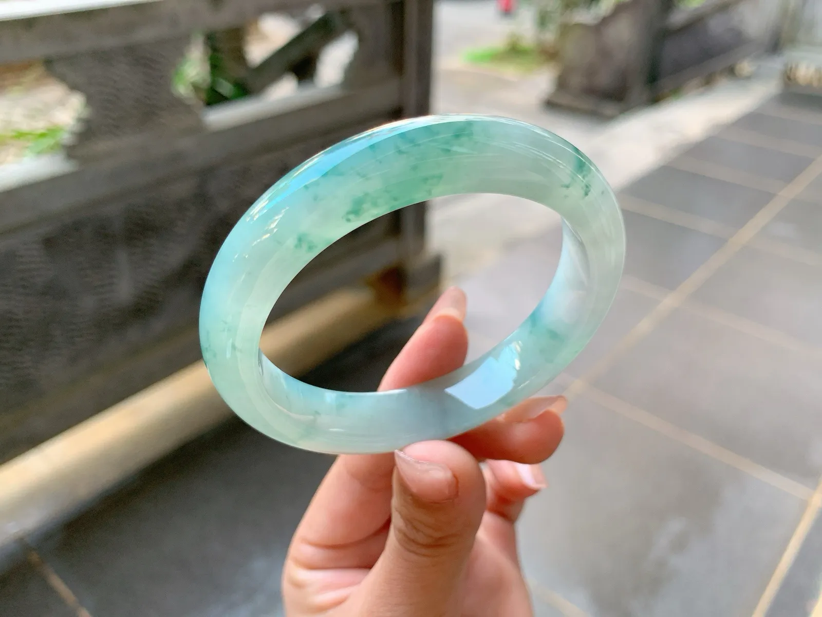 ｜56圈口
冰飘花翡翠手镯，飘蓝绿花，花色清新灵动，像舞动的碎花裙一般飘逸