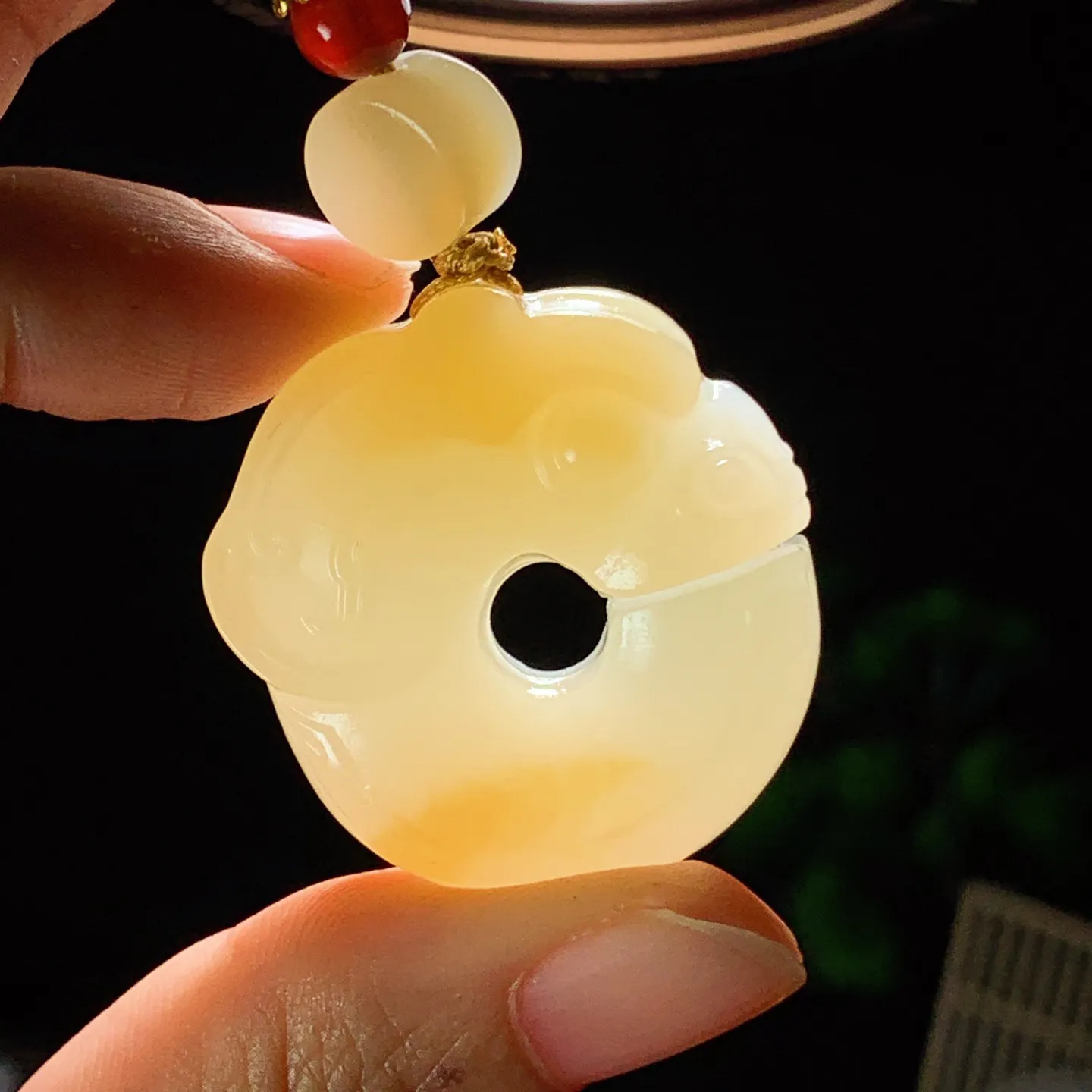 新疆和田玉且末糖玉猪龙挂件 尺寸33/31/12mm重29克。玉质细腻油润。手推出油。品相大气 lt260121