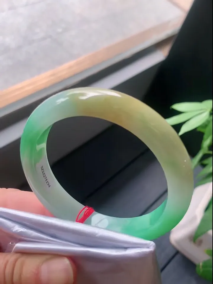 【翡翠名称】老种冰黄加绿55.8正圈口手镯
【翡翠尺寸】55.8/11.5/8.6mm适合55-57正圈口佩戴
【翡翠描述】宝贝种老水足，玉质细腻，色泽靓丽，性价比高，佩戴效果好！
【其它赠送】权威证书/精美挂绳盒子/支持全国复检