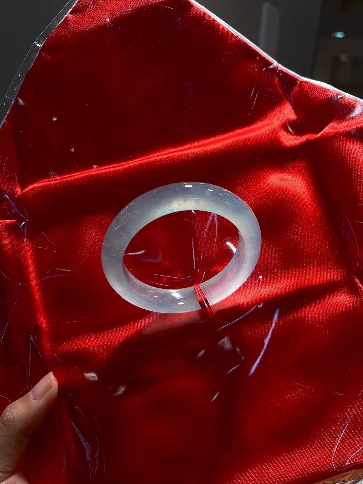 ｜54圈口
冰蓝调冰冰镯｜
【寒光起钢·冷艳款】
“冰蓝漾腕间，起钢寒光射，一抹清冽风骨，胜过万千俗艳”
——清冷入骨，自带锋芒
规格【54.6/12.5/9.5】