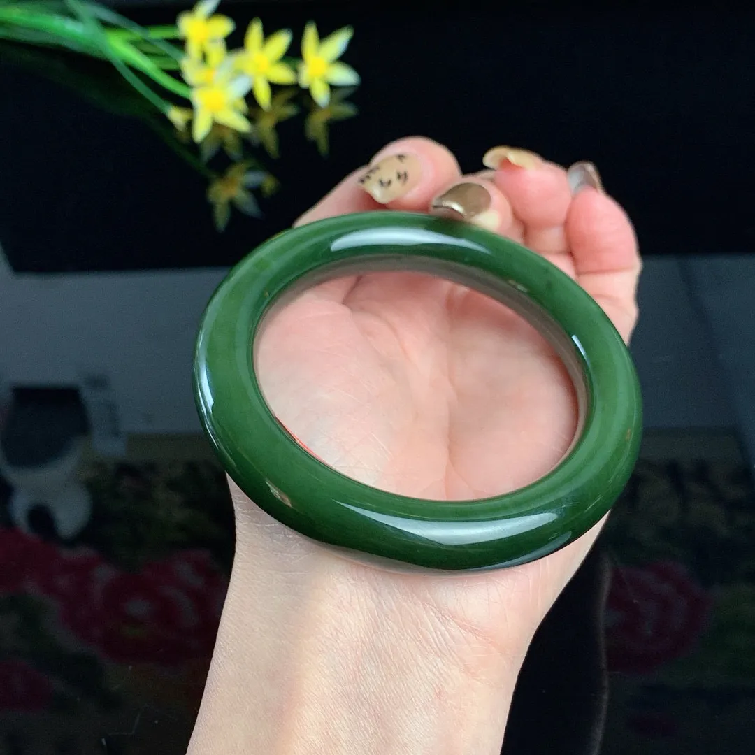 和田玉58圈口菠菜绿猫眼肥圆条碧玉手镯！玉质细腻油润 底色纯净 无裂无棉 脂粉好，品质高