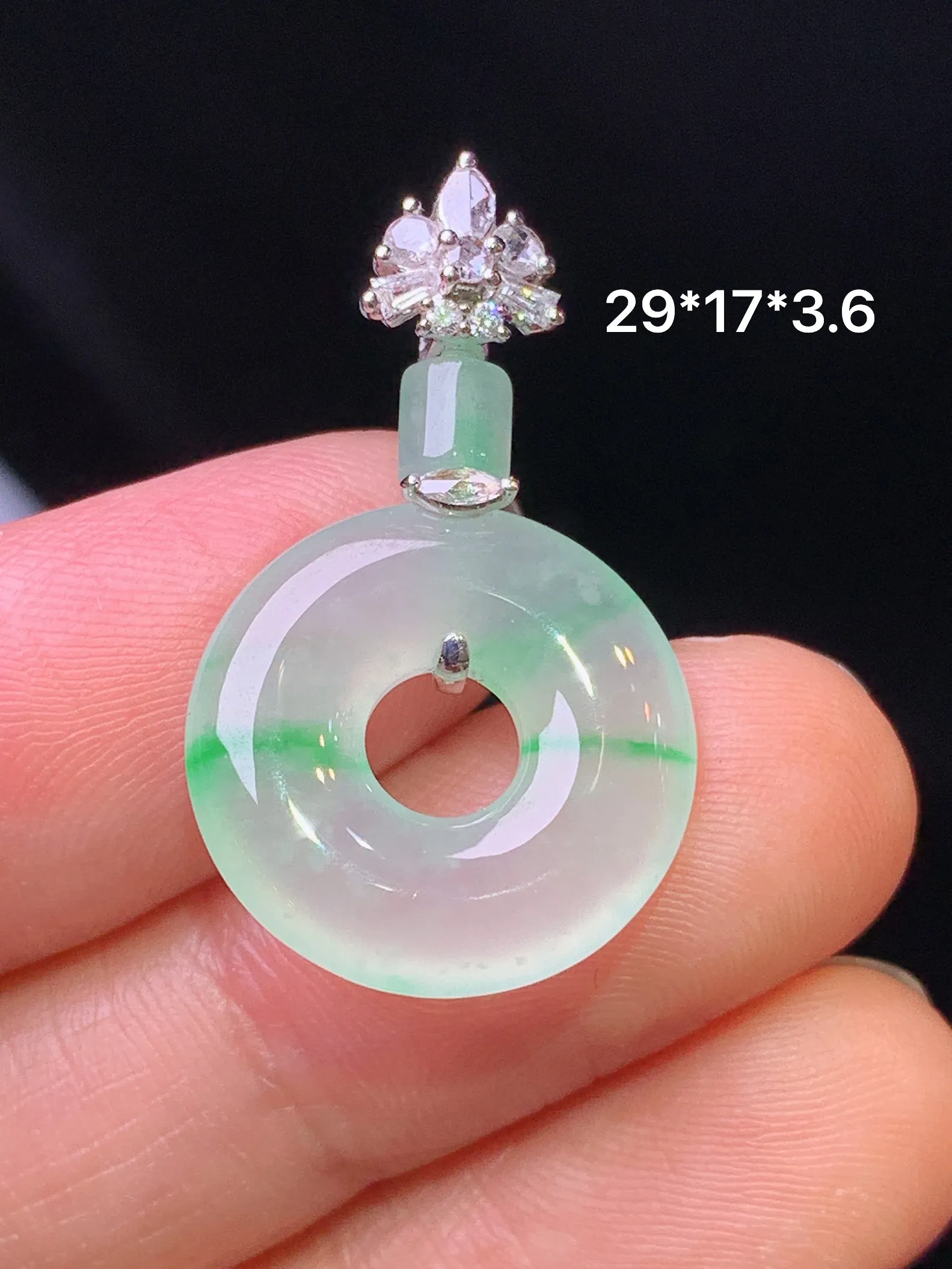 18k金钻镶嵌飘绿平安环吊坠 玉质细腻 色泽清新艳丽 整体尺寸29*17*3.5