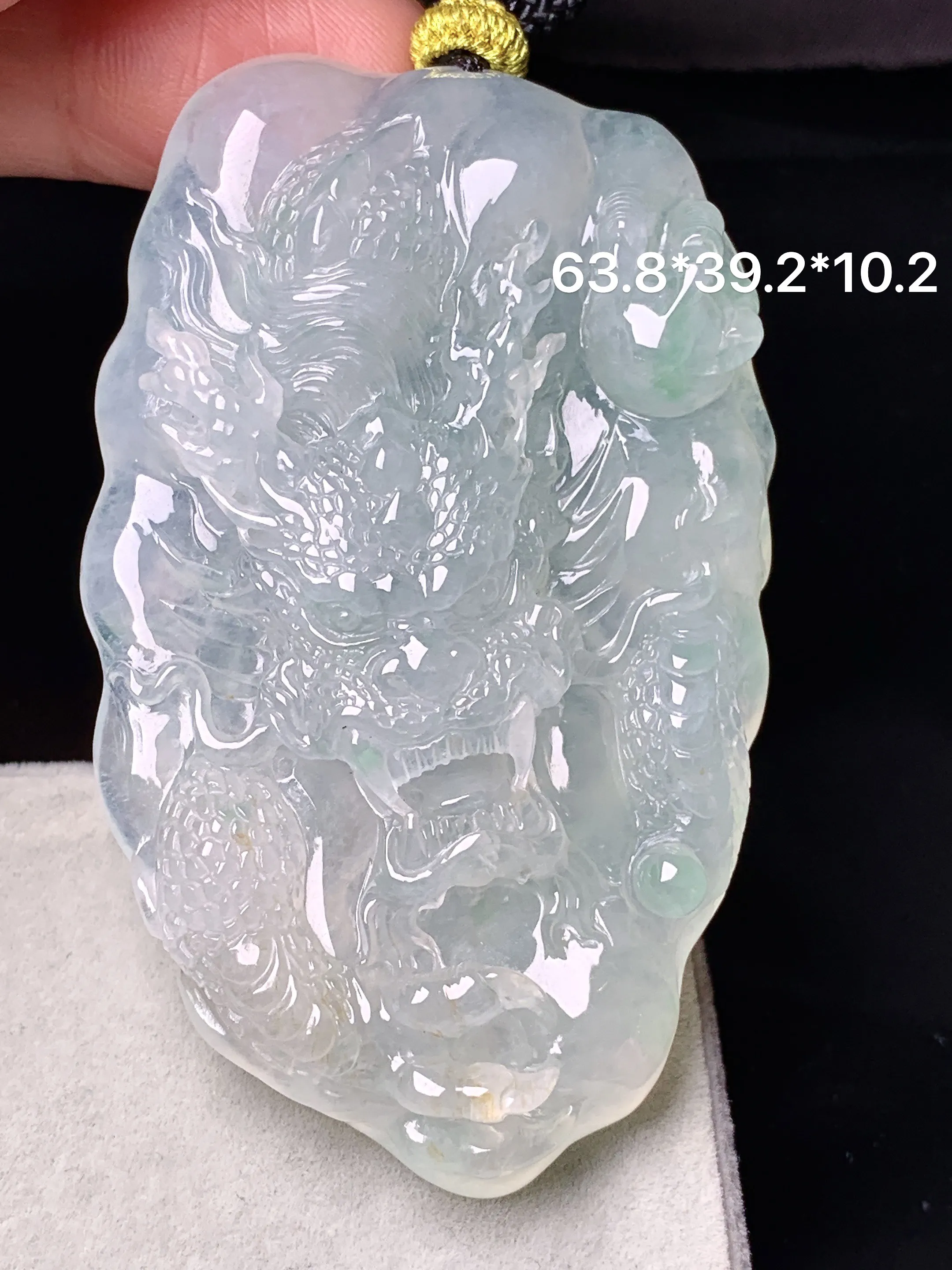 冰种龙牌吊坠 玉质细腻 色泽清新艳丽 整体尺寸63.8*39.2*10.2