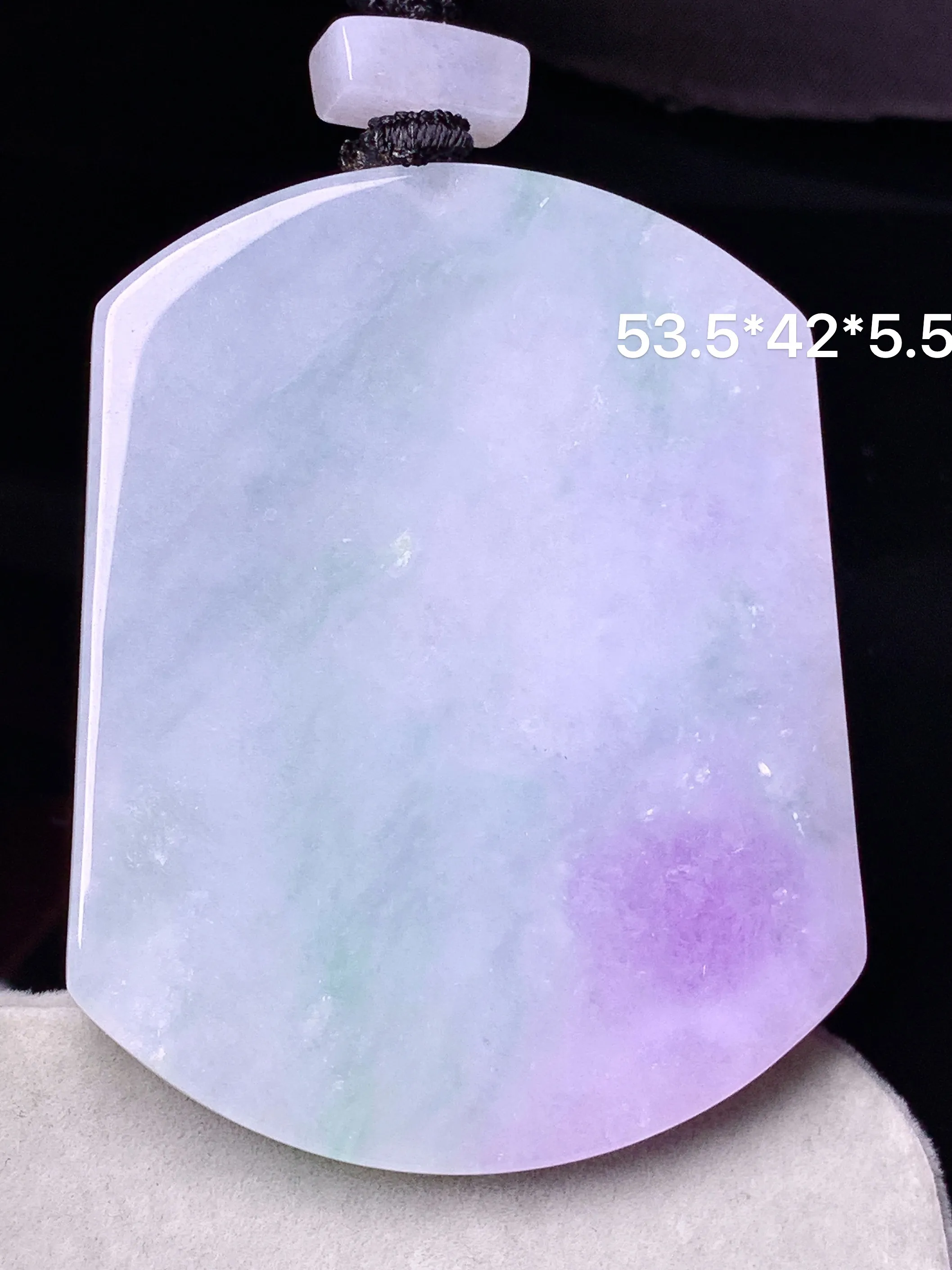 飘绿无事牌吊坠 玉质细腻 色泽清新艳丽 整体尺寸53.5*42*5.5