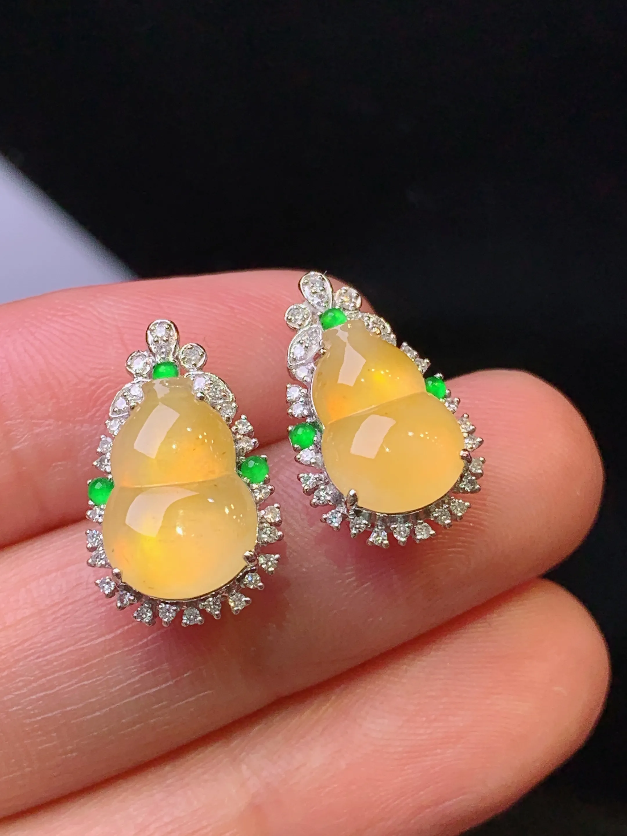 18k金钻镶嵌黄翡葫芦耳钉 玉质细腻 色泽清新艳丽 整体尺寸17*10.5*6.3
